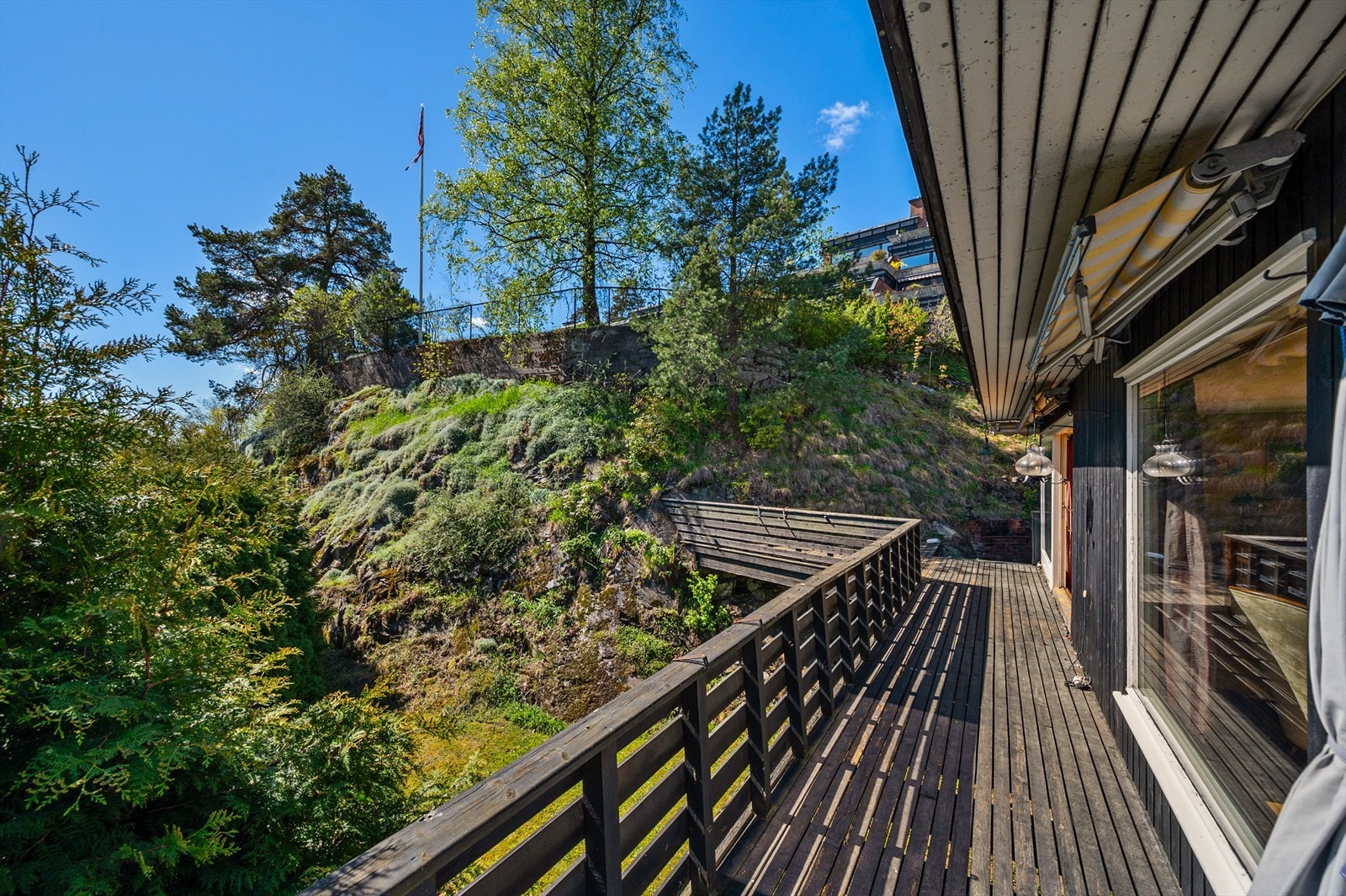 Terrassen er lun og skjermet, fint innrammet av naturlig fjellknaus som bidrar til en privat og hyggelig atmosfære Galleribilde