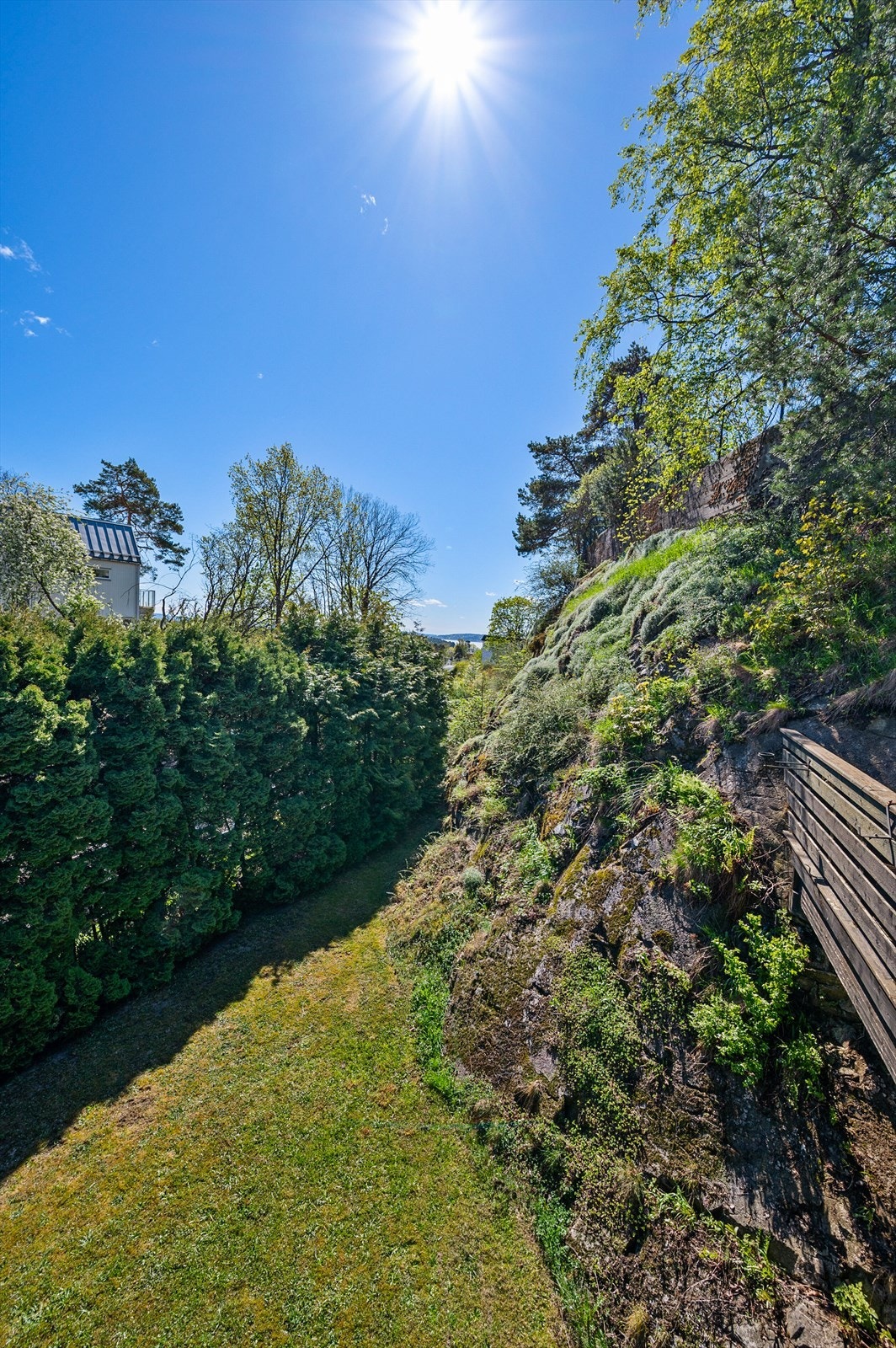 Herfra har man utsyn over hagen på fremsiden, med god oversikt - ideelt når barna er ute og leker Galleribilde