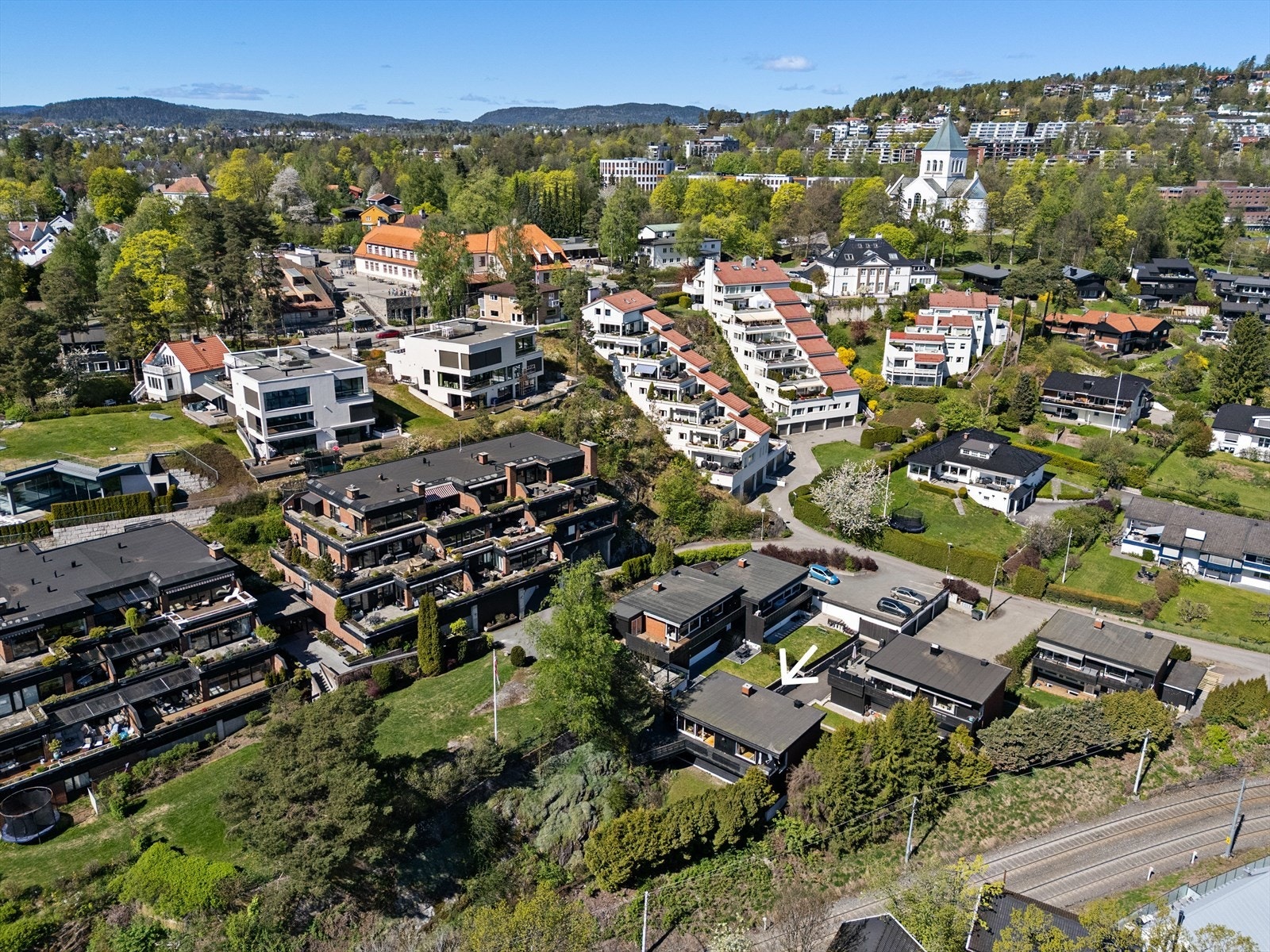 Området byr på svært gode tur- og rekreasjonsmuligheter året rundt. Langs Lysakerelva finner man idylliske turstier som strekker seg ned til Lysaker brygge med flott utsyn over Oslofjorden, eller oppover til Bogstadvannet Galleribilde