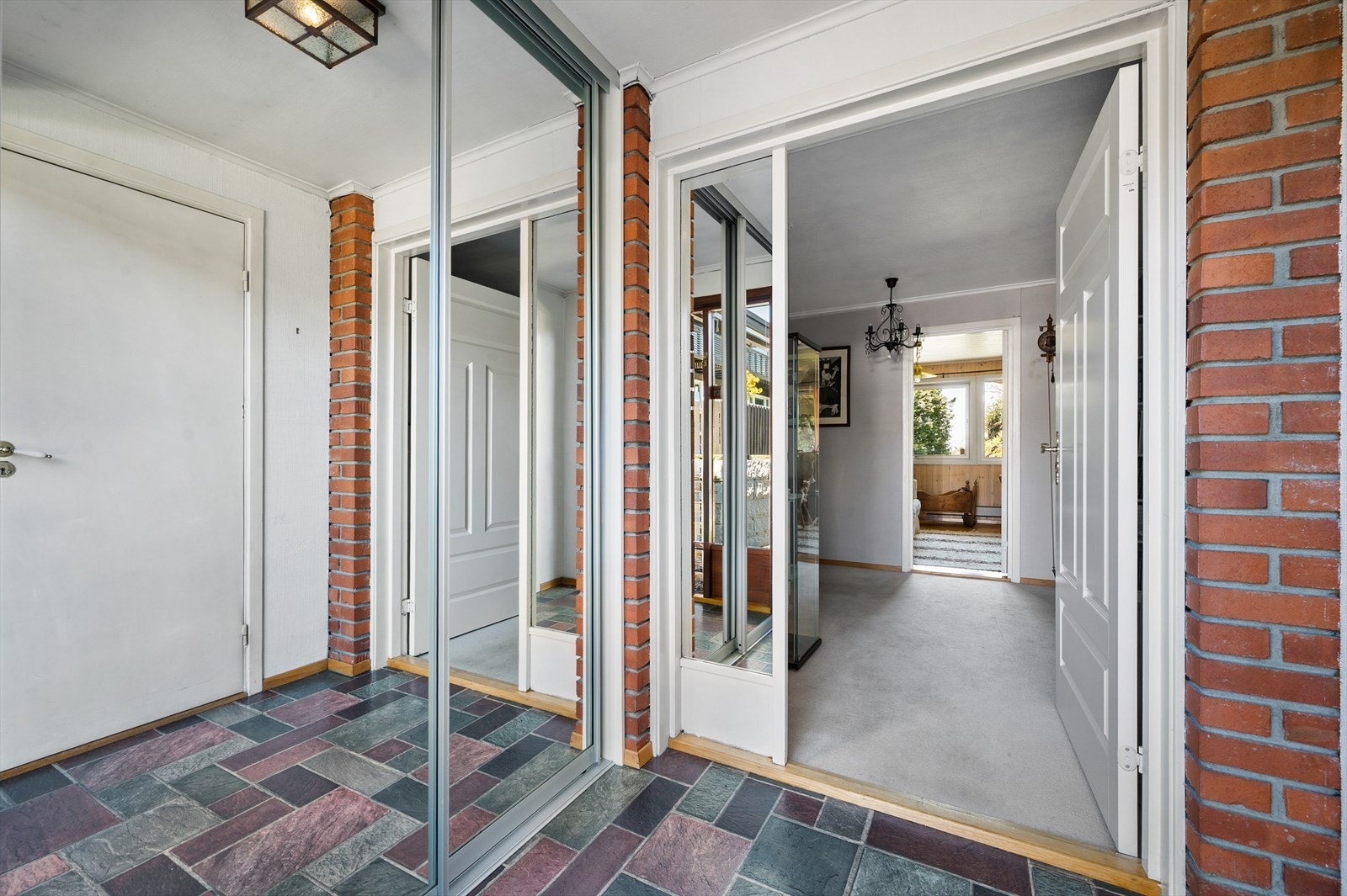 Entré med skyvedørsgarderobe og adkomst til praktisk bod. Boden ligger lett tilgjengelig, perfekt for oppbevaring av for eksempel barnevogn, sykkel, skiutstyr eller ved Galleribilde