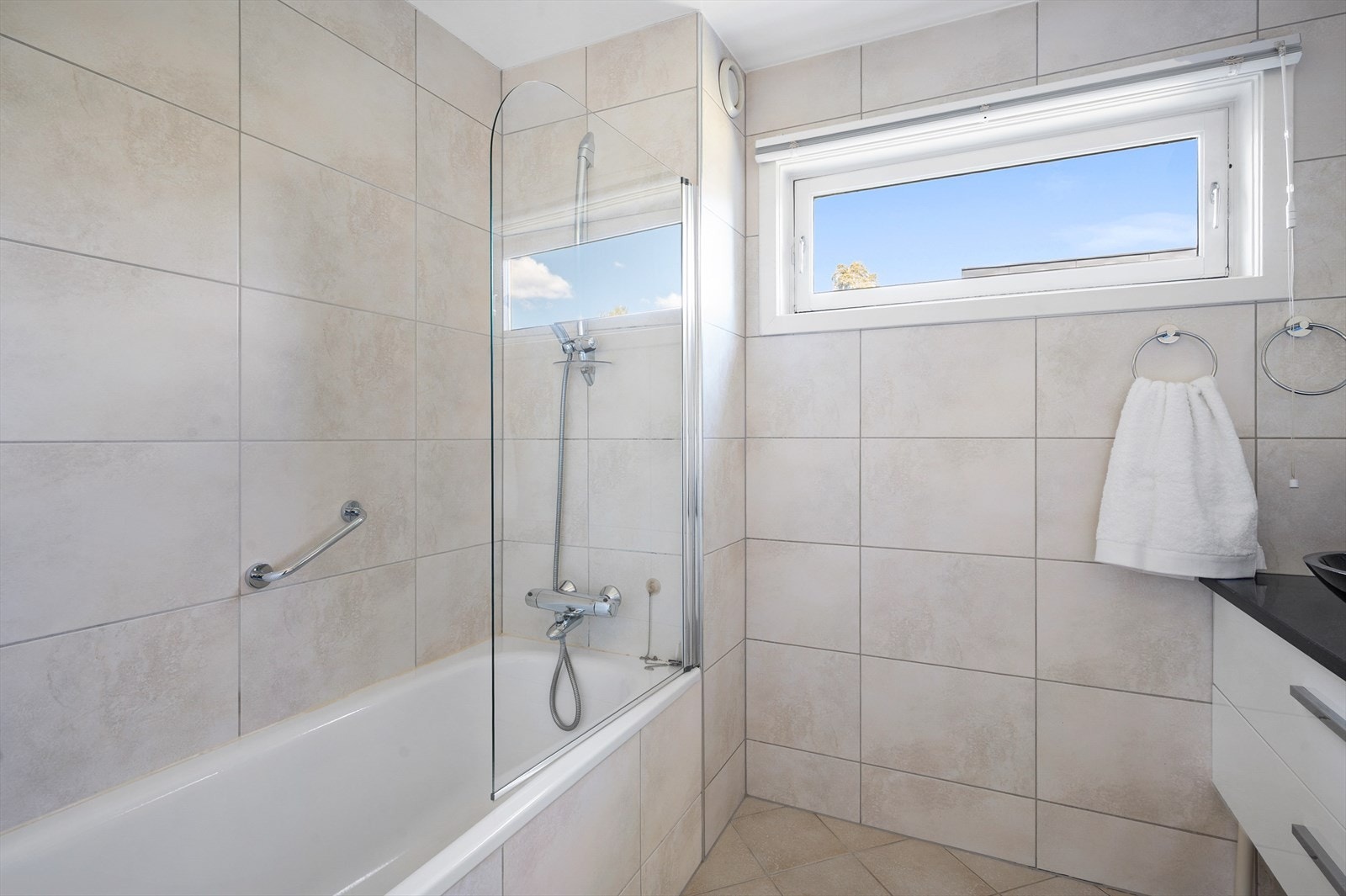 Badet har vindu for naturlig lysinnslipp og luftemulighet Galleribilde