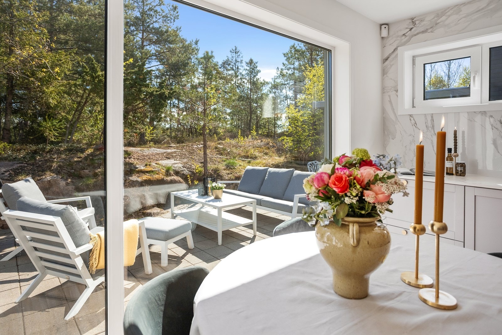 Utsikt fra stuen mot den private og solrike uteplassen. Galleribilde