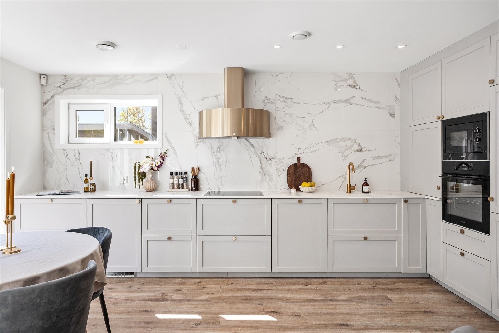 Kjøkkenet ble oppgradert i 2020 med profilerte fronter og en slitesterk benkeplate i Dekton-keramikk. Galleribilde
