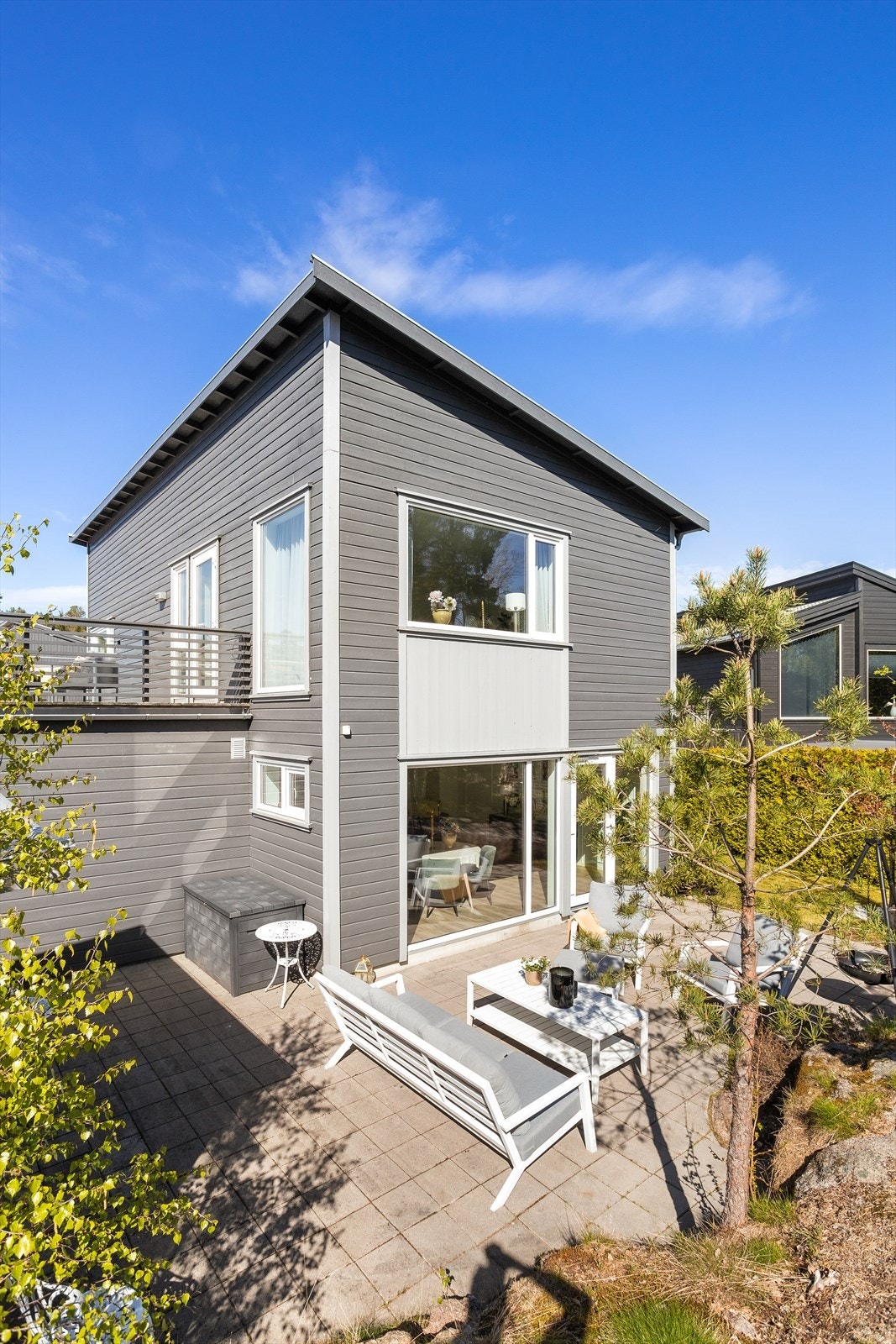 Boligen har flere solrike uteplasser og umiddelbar nærhet til Vestfold Golfbane, med skiløyper om vinteren. Galleribilde
