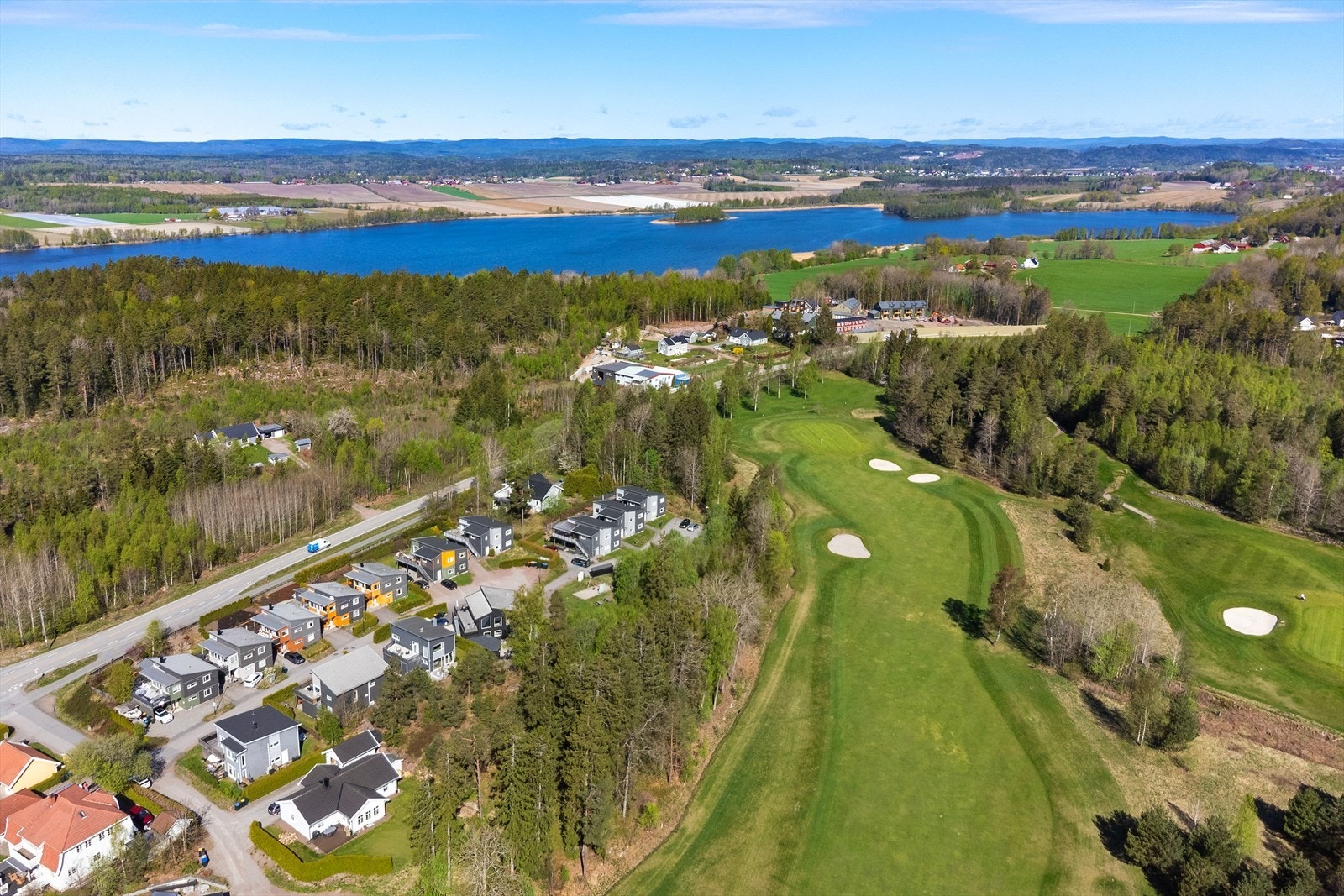 For golfentusiasten er beliggenheten ideell, med umiddelbar nærhet til Vestfold Golfklubbs 18-hulls og 9-hulls bane. Galleribilde
