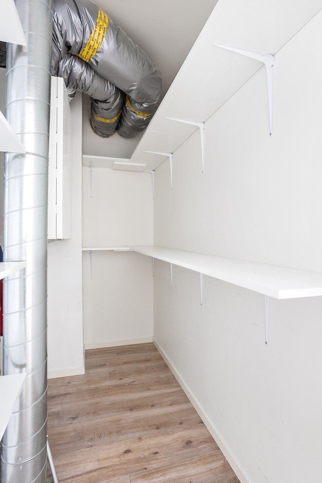 Boligen er utstyrt med balansert ventilasjon, som sikrer et sunt inneklima. Aggregatet er plassert i en bod i andre etasje. Galleribilde