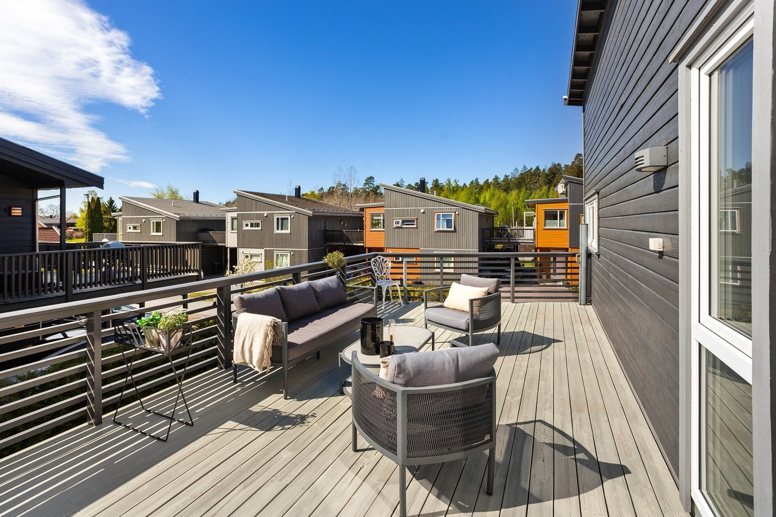 Den romslige terrassen på 26 m² ligger usjenert til over carporten. Galleribilde
