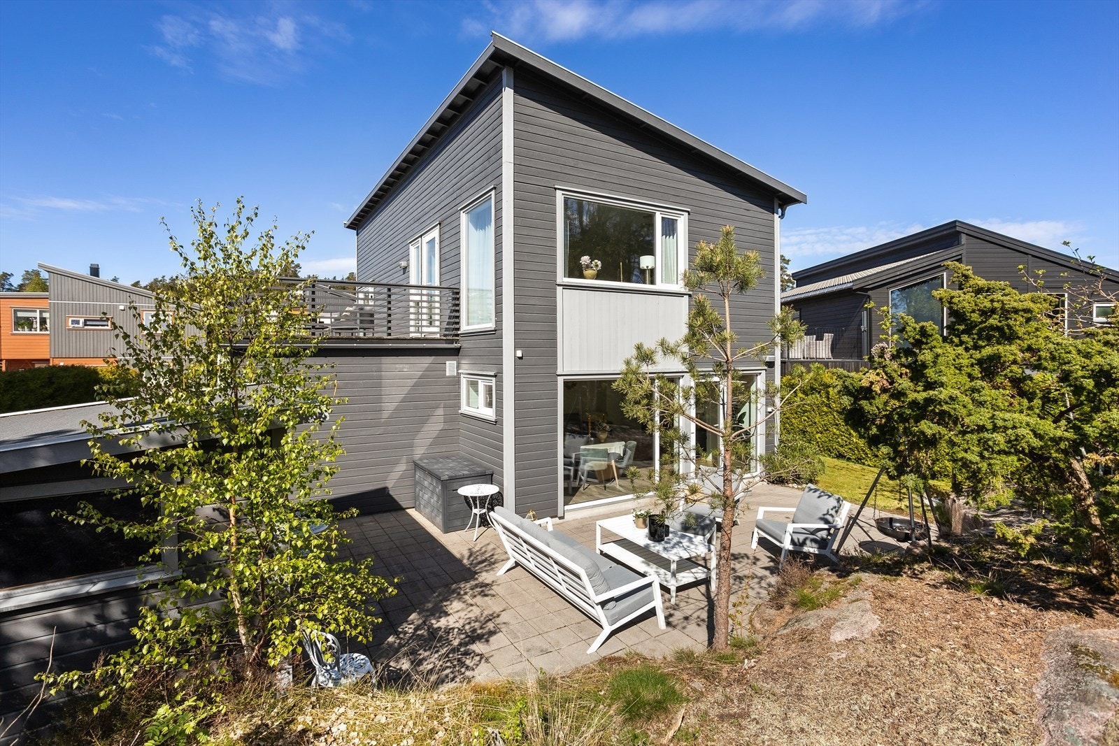 Boligen har en gjennomtenkt arkitektur med liggende trepanel og pulttak. Galleribilde