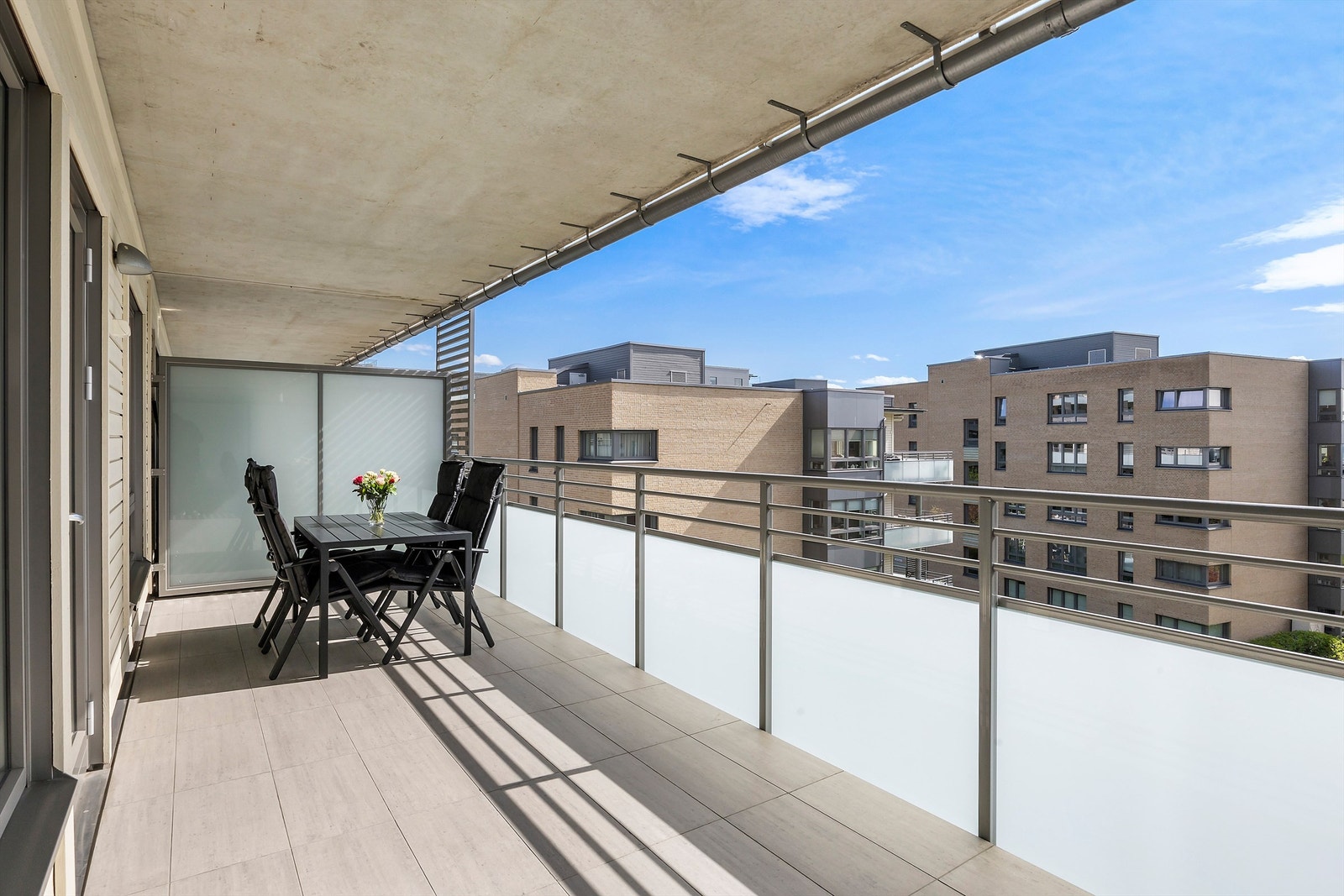 Overbygget balkong med gode solforhold. Galleribilde