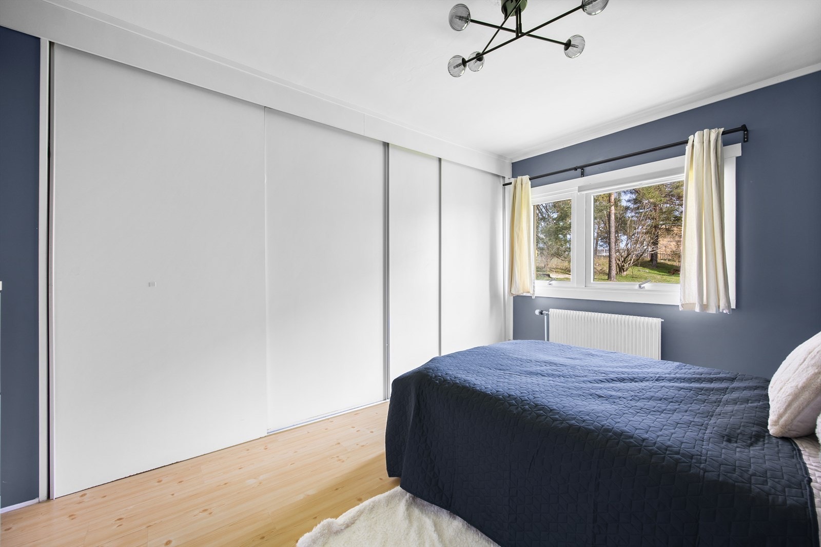 En romslig skyvedørsgarderobe gir rikelig med oppbevaringsplass. Galleribilde