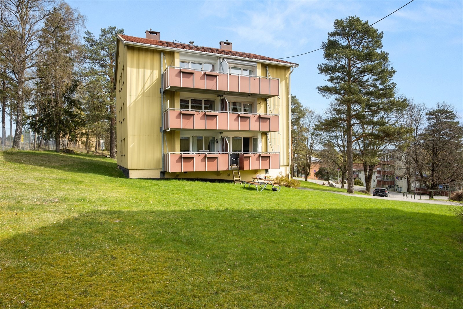 Bygningen har yttervegger i betong, stål- og trekonstruksjon, utvendig kledd med fasadeplater. Galleribilde