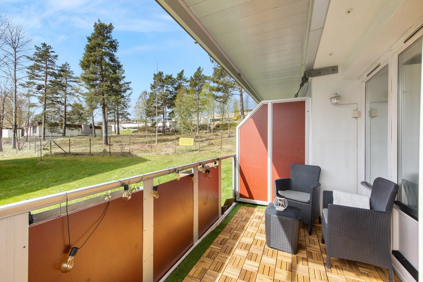 Fra stuen er det utgang til en romslig balkong på 8 m² med plass til en hyggelig sittegruppe. Galleribilde