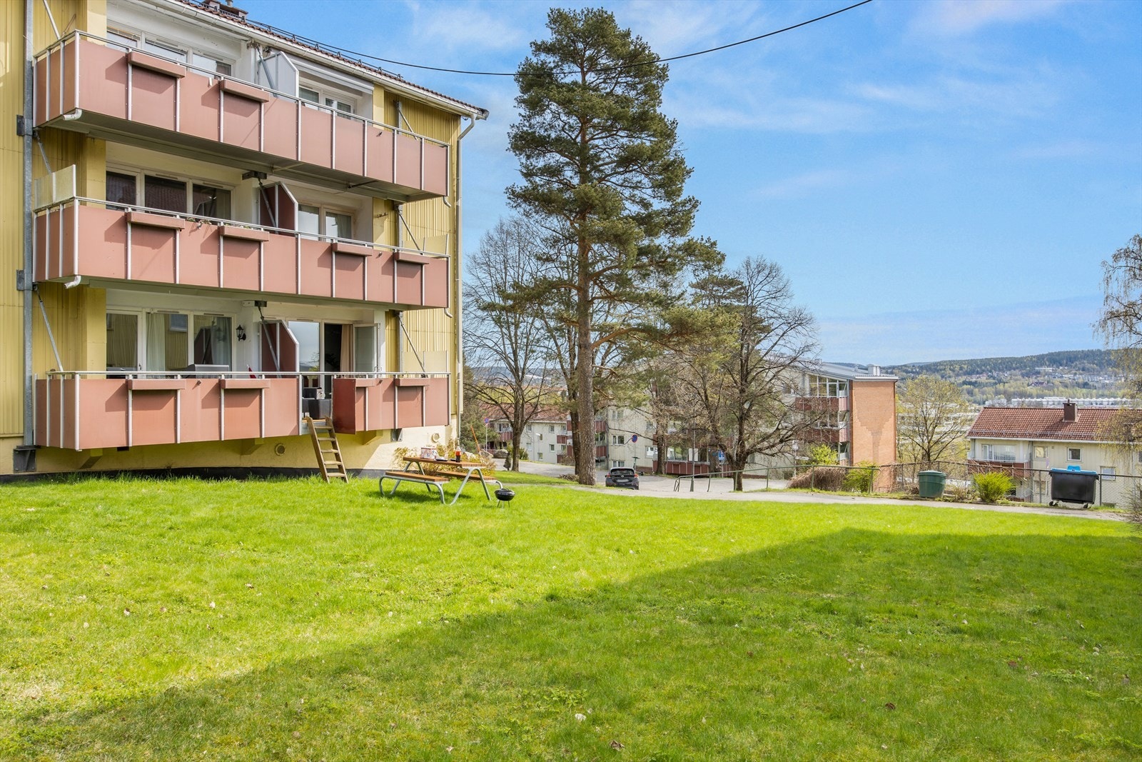 Store, grønne fellesarealer omkranser bygget og gir gode leke- og rekreasjonsmuligheter. Galleribilde