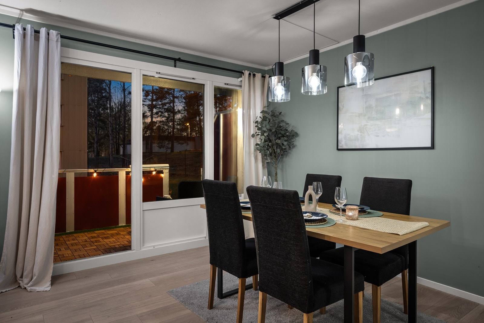 Spisestuen er et hyggelig samlingspunkt også på kveldstid. Galleribilde