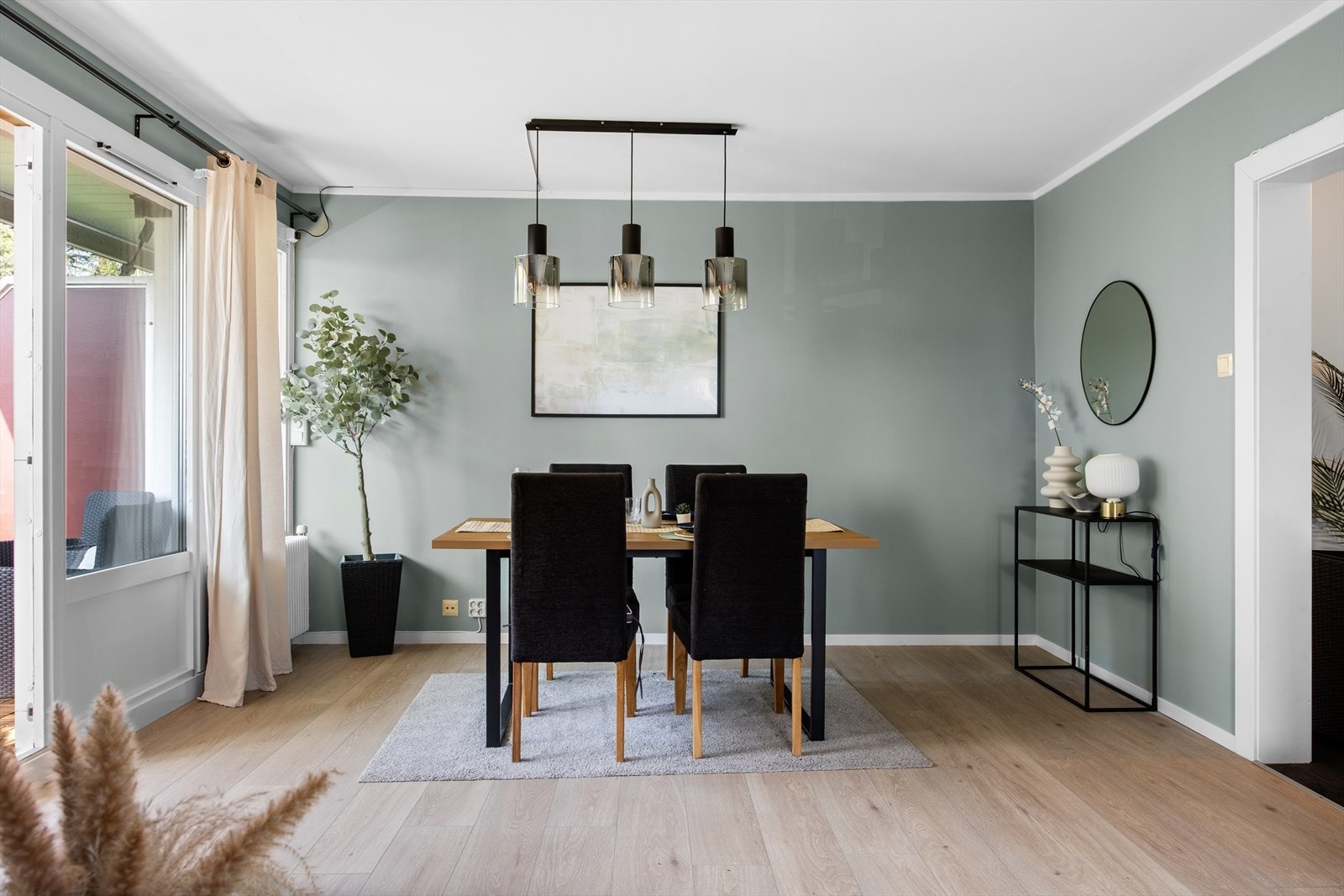Gulvene i oppholdsrommene er belagt med laminat. Galleribilde