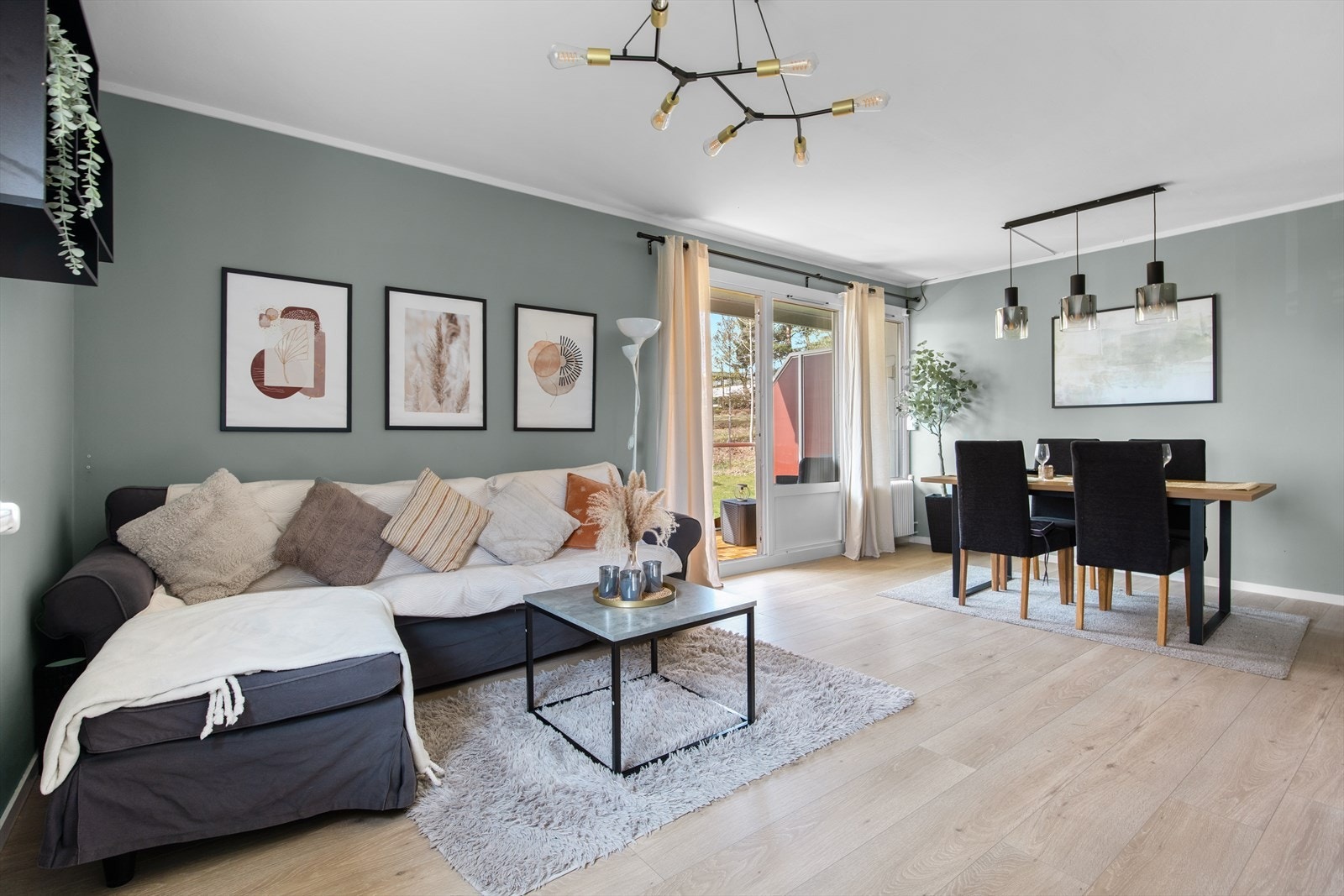 Stuen er romslig og gir god plass til både sofagruppe og spisebord. Galleribilde