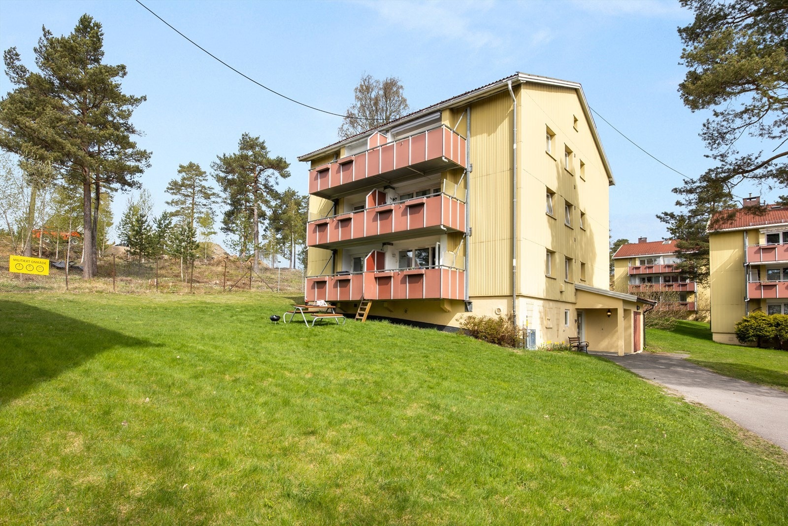 Leiligheten ligger i en boligblokk fra 1959 i Askelia Borettslag. Galleribilde