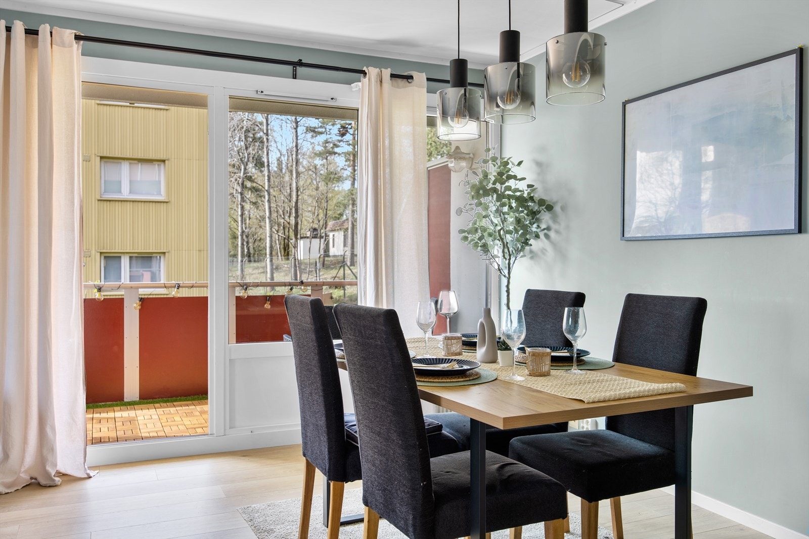 Spisestuen har en naturlig plassering i tilknytning til stuen og med utgang til balkongen. Galleribilde