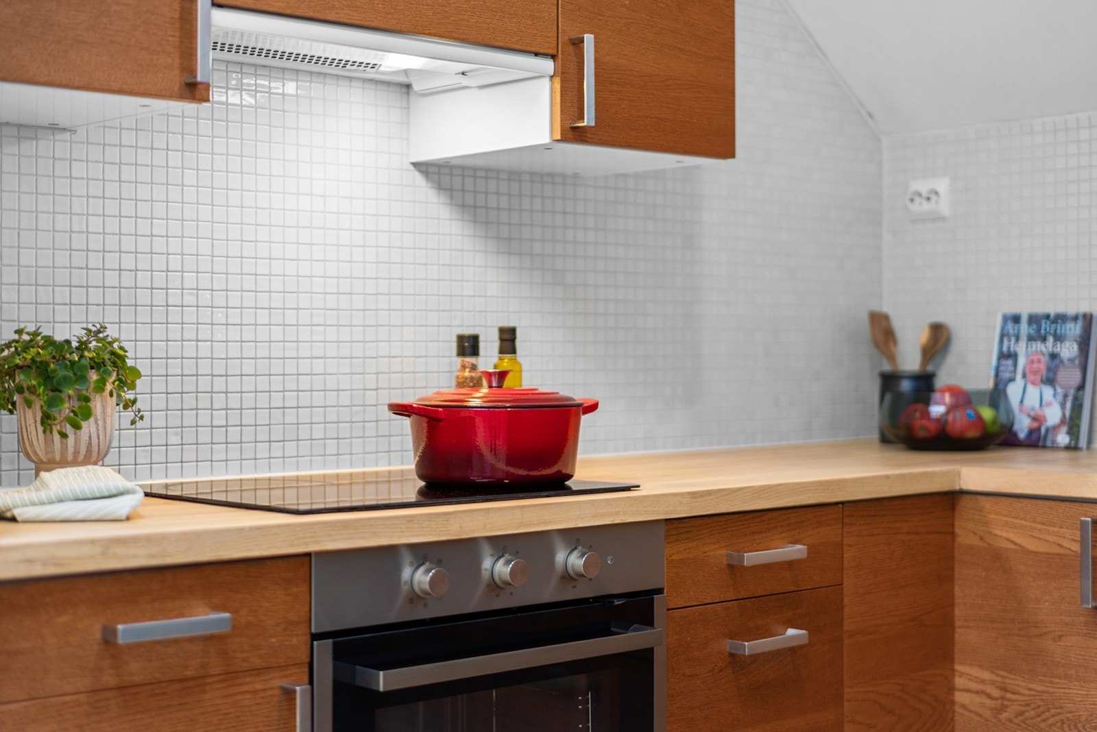 Kjøkkenet er utstyrt med platetopp, nedfelt kum, ettgreps blandebatteri, kombi kjøl/fryseskap, stekeovn, mikrobølgeovn og oppvaskmaskin. Galleribilde