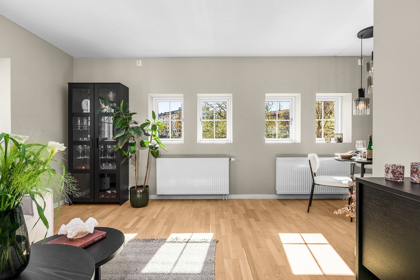 Leiligheten byr på en gjennomtenkt planløsning og store takvinduer som slipper inn rikelig med naturlig lys. Galleribilde