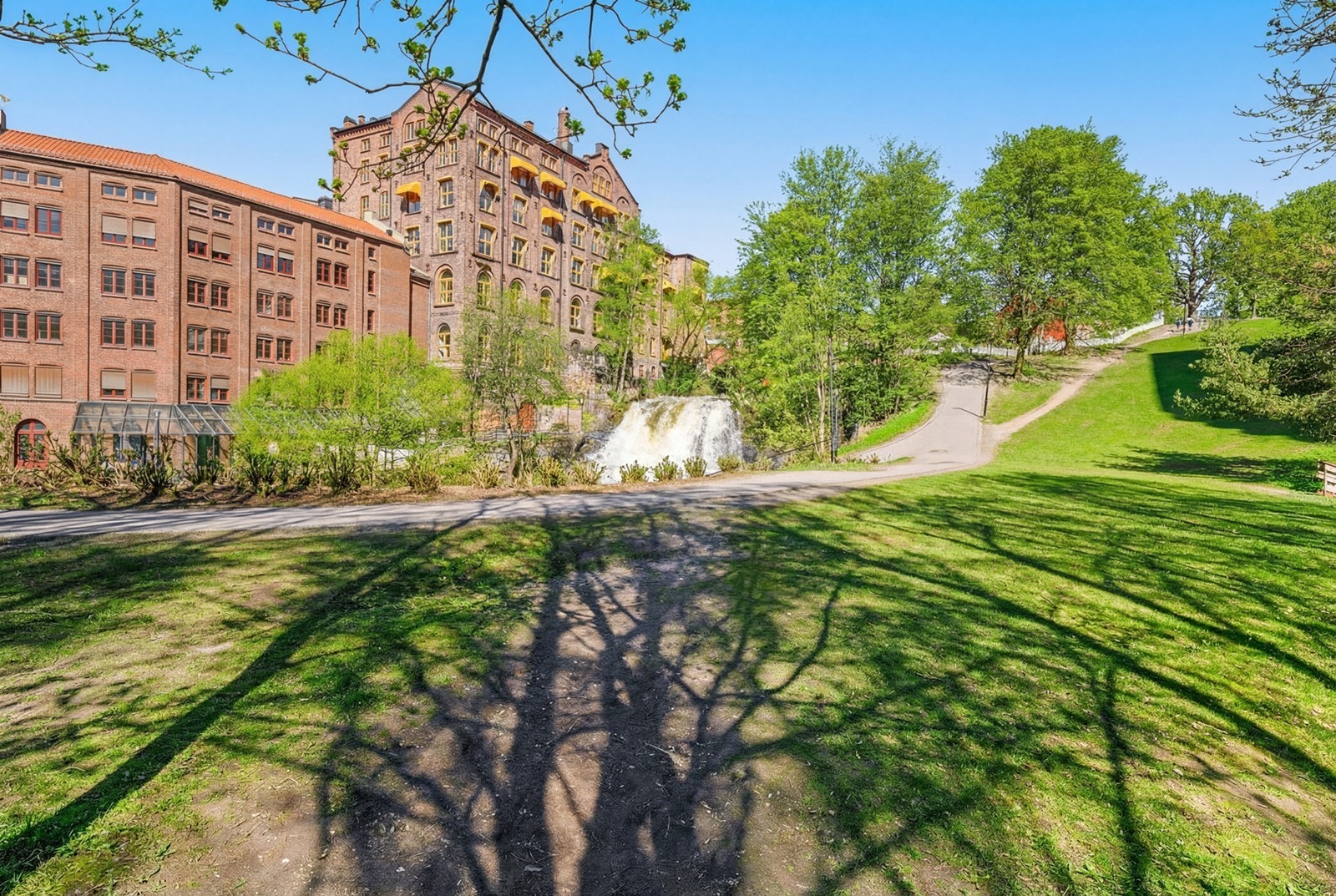 Kort vei til flotte turområder som Ilaparken og St. Hanshaugen park. Akerselva ligger i umiddelbar nærhet, med fine turstier som strekker seg både ned til sentrum og Bjørvika, og oppover mot Nydalen og Maridalen. Galleribilde