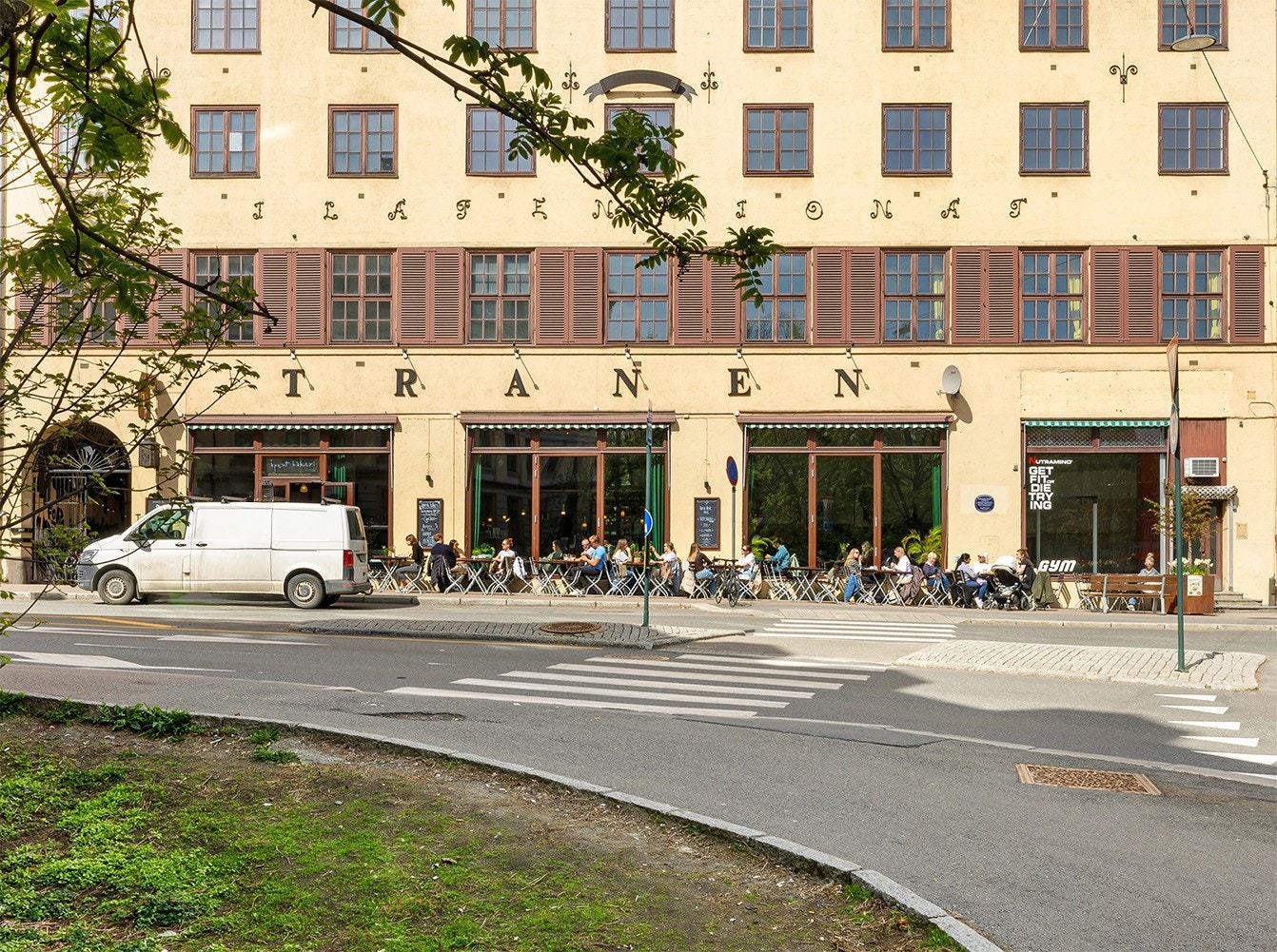 Gangavstand til populære Tranen, Bakeri på dagtid og pizza restaurant på kveldstid. Galleribilde