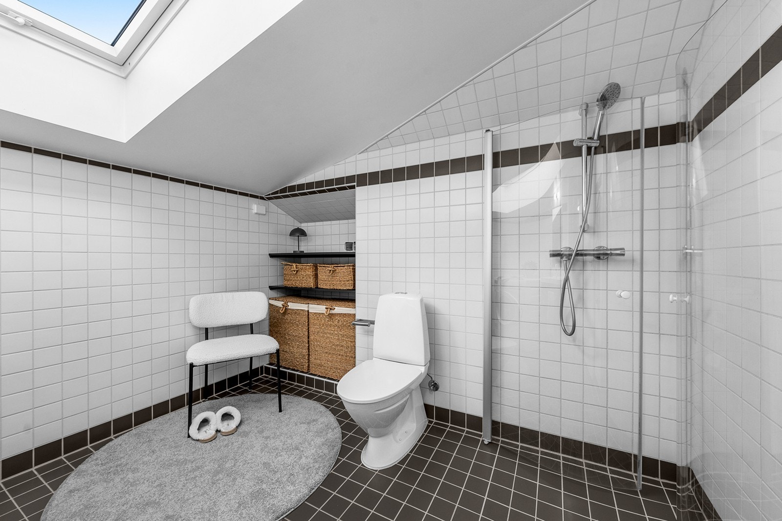 Badet er utstyrt med gulvstående toalett, servantinnredning med servant, ettgreps blandebatteri, blandebatteri/dusjarmatur og dusjdører i glass. Galleribilde
