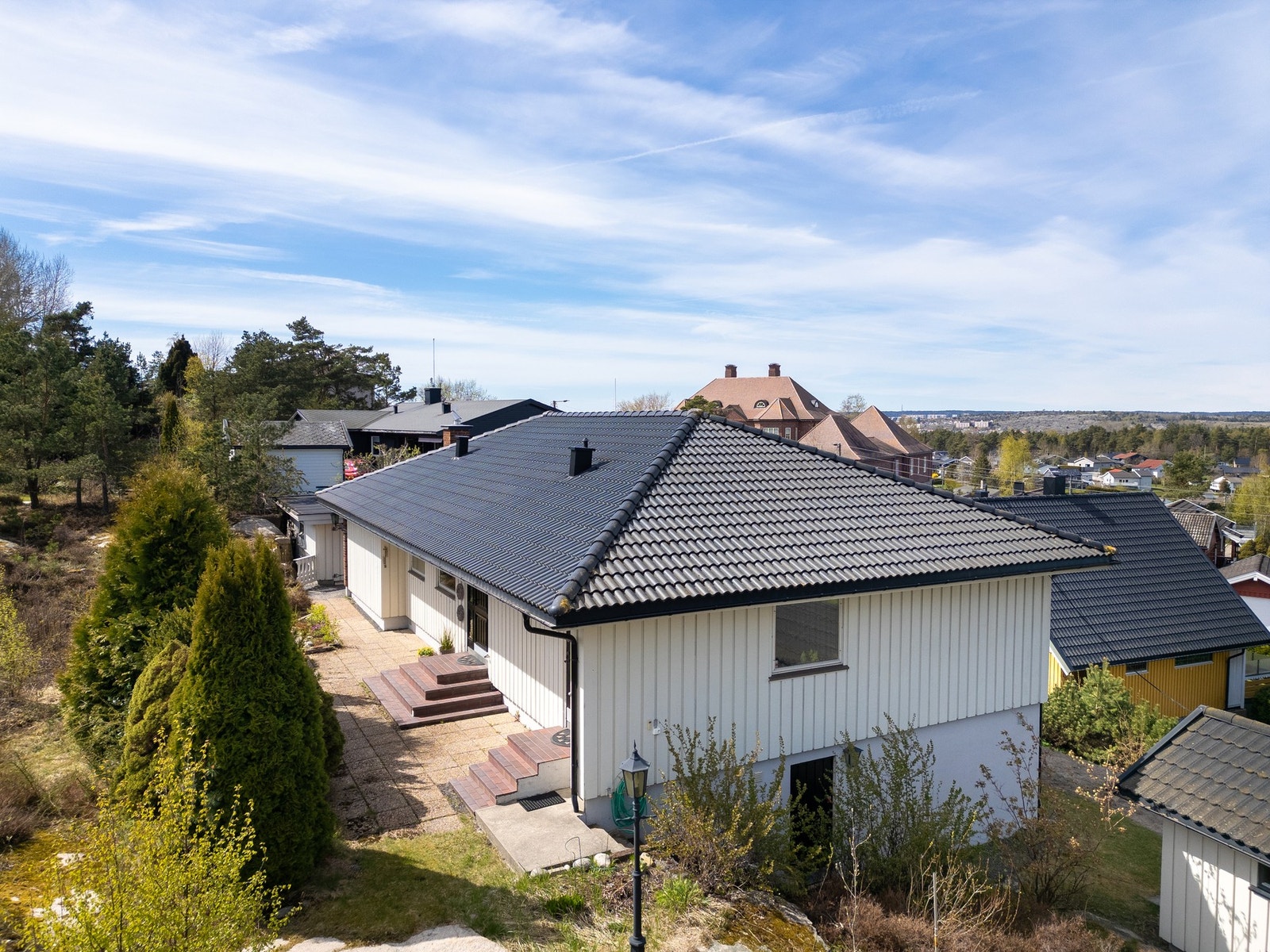 Dette er Tyrihjellveien 26b. Boligen ligger høyt og vestvendt med flotte solforhold og utsikt! Galleribilde