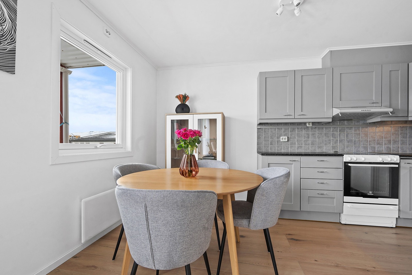 En arealeffektiv og lettstelt leilighet over ett plan, med gjennomgående parkett- og laminatgulv i oppholdsrommene. Galleribilde