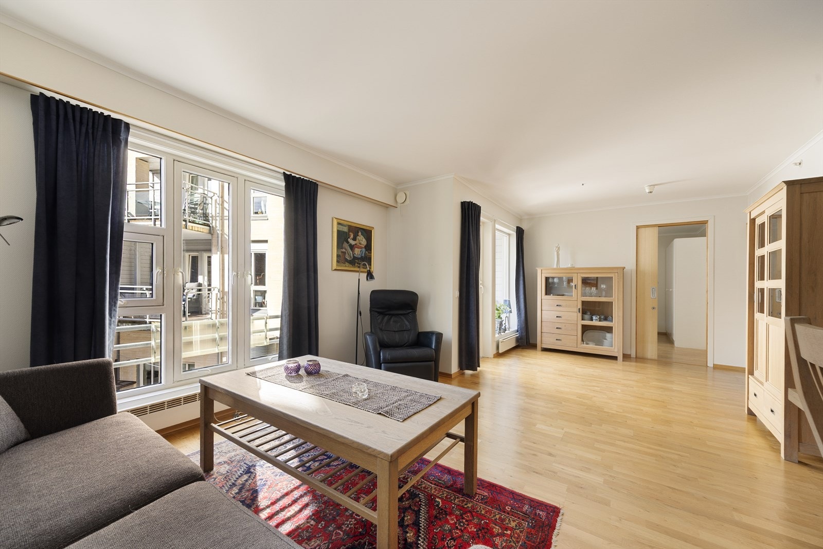 Store vindusflater med 2-lags isolerglass slipper inn rikelig med dagslys. Galleribilde