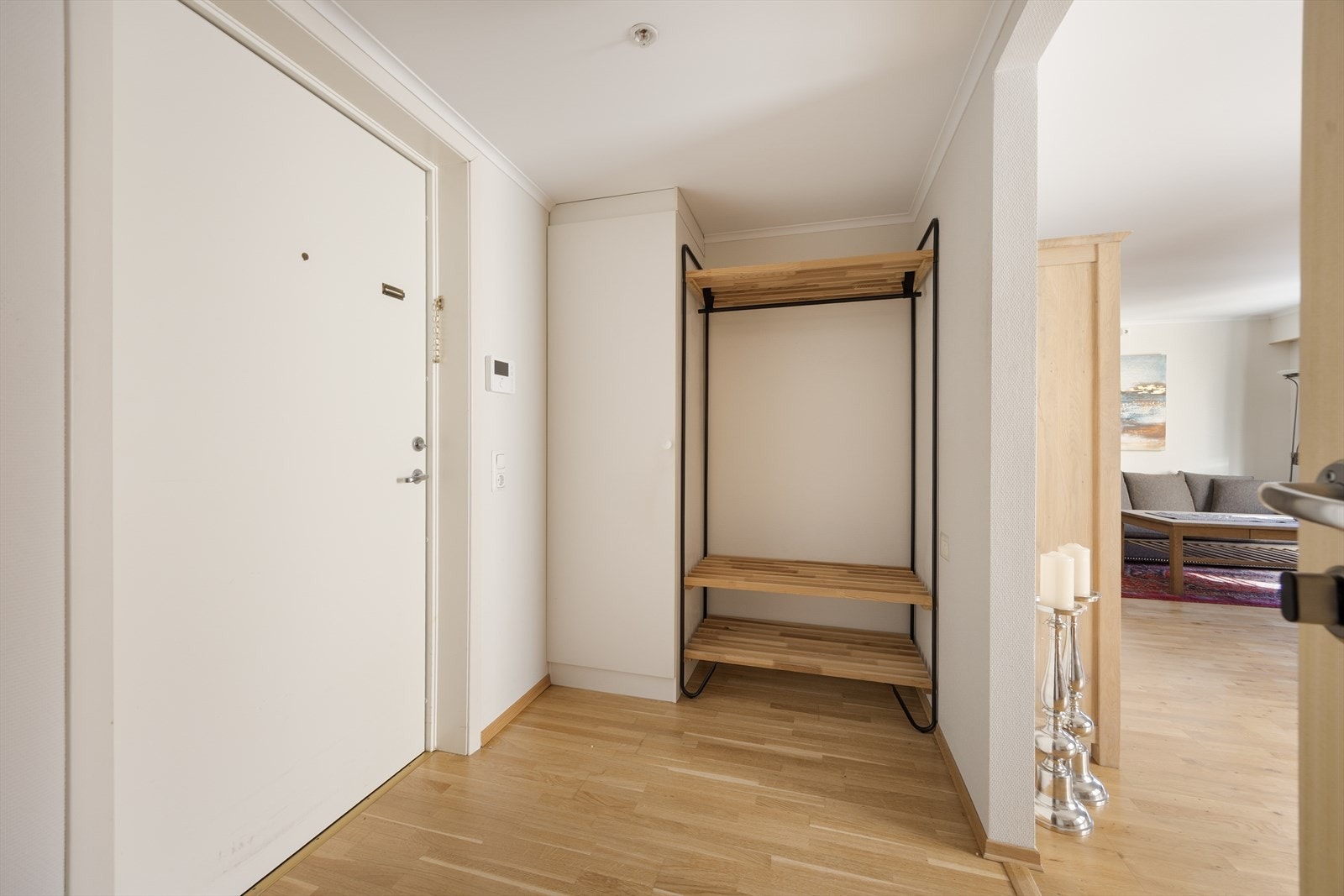 Entré med parkett på gulv og plass til yttertøy. Det er montert dørtelefon for enkelt å kunne slippe besøkende inn i bygget. Galleribilde