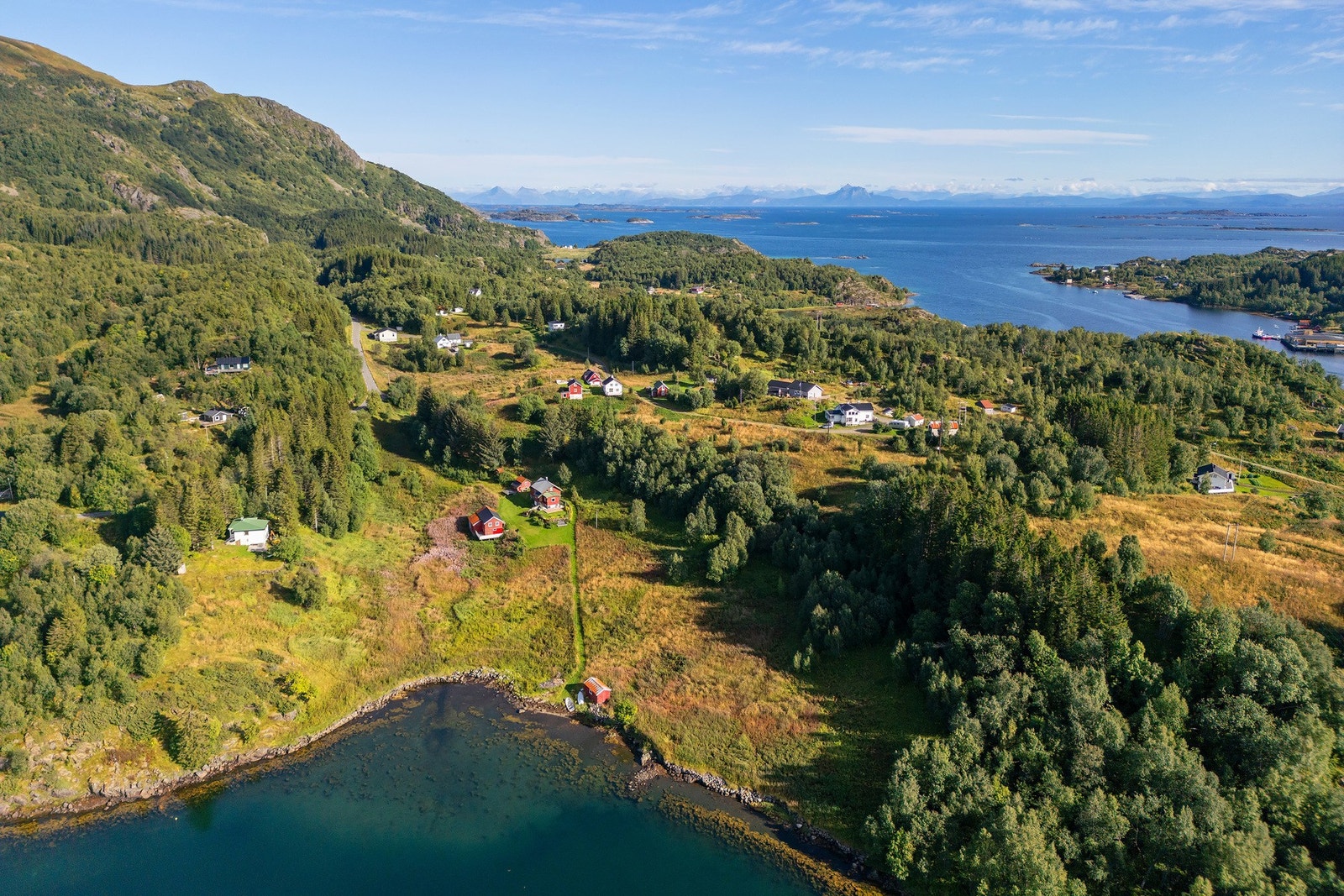 Avstand til Svolvær er ca 75 km og til Sortland er ca. 91 km. Ca. 140 km til Evenes flyplass. Galleribilde