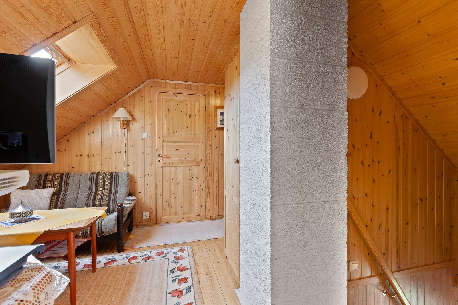 Inngang fra loftstua til begge soverommene. Galleribilde