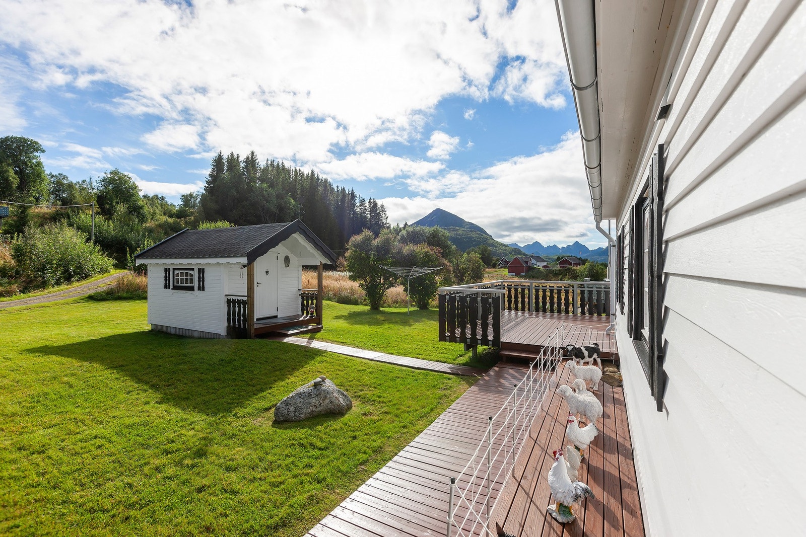 Det er lagt terrasse/vandringer til alle bygg på tomten. Galleribilde