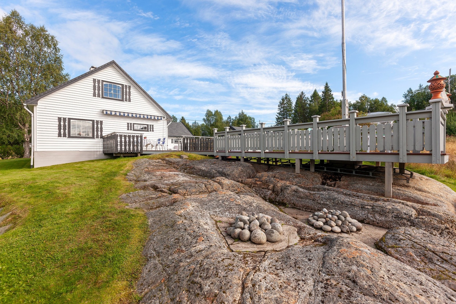 Boligens uteområde er harmonisk tilpasset naturen rundt. Galleribilde