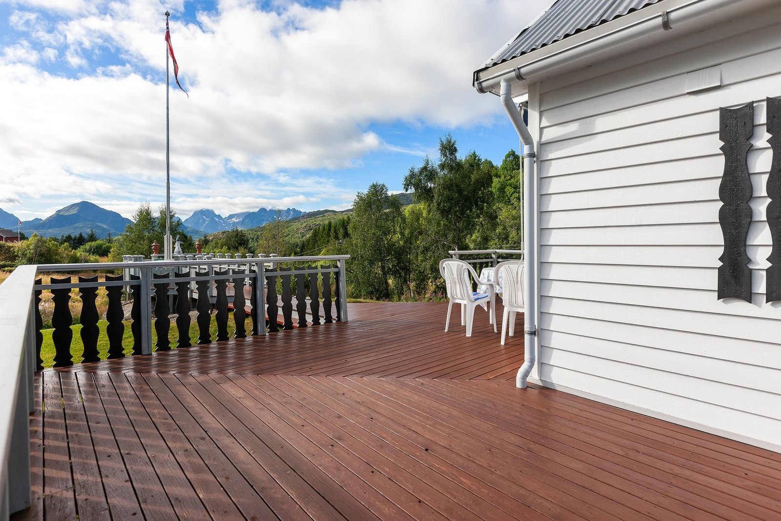 Romslig terrasse på nord- og vestsiden av boligen. Galleribilde