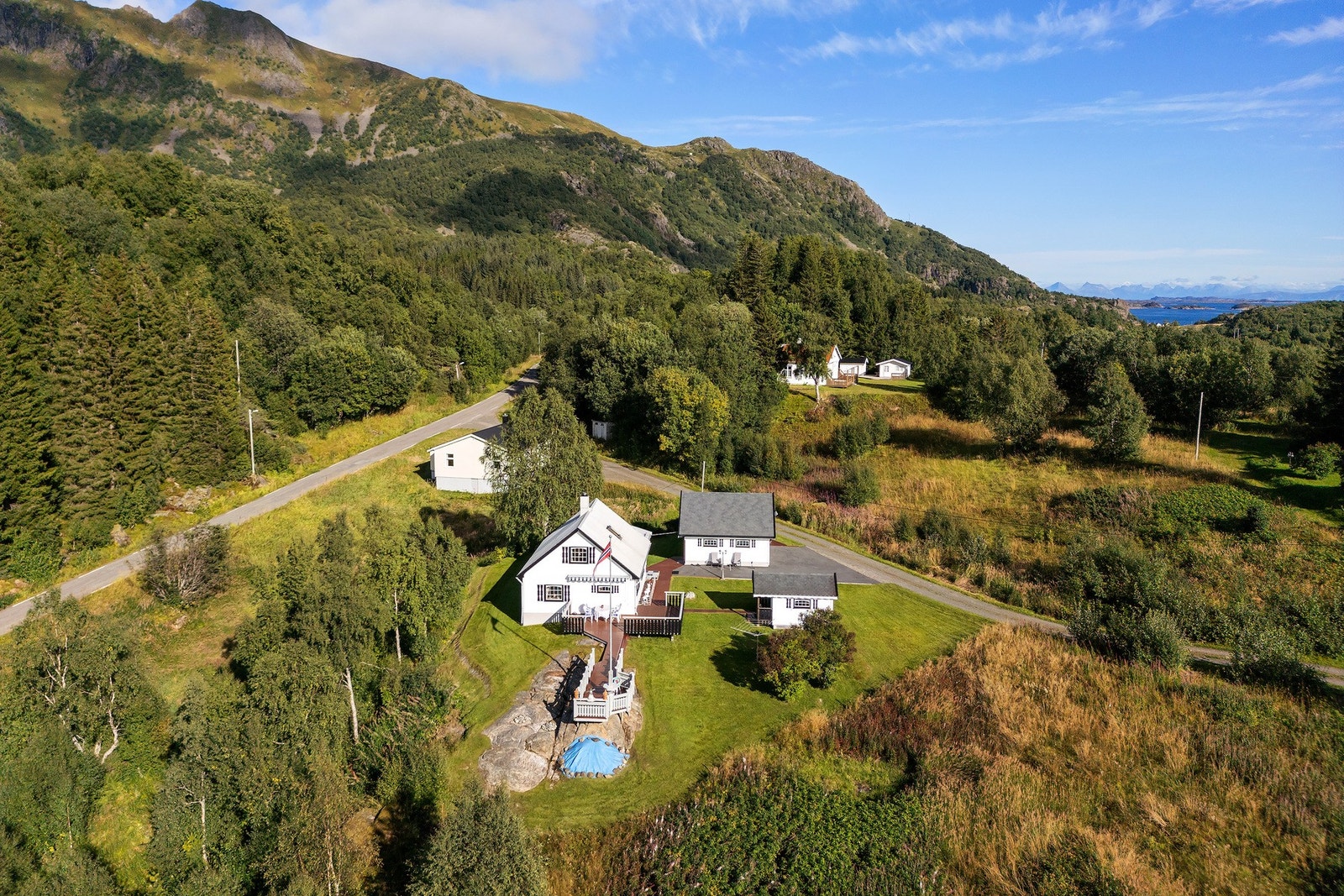 Fra eiendommen har du enkel tilgang til fjellturer i nærområdet, med topper som Holandstinden, Keiservarden og Stortinden. Galleribilde