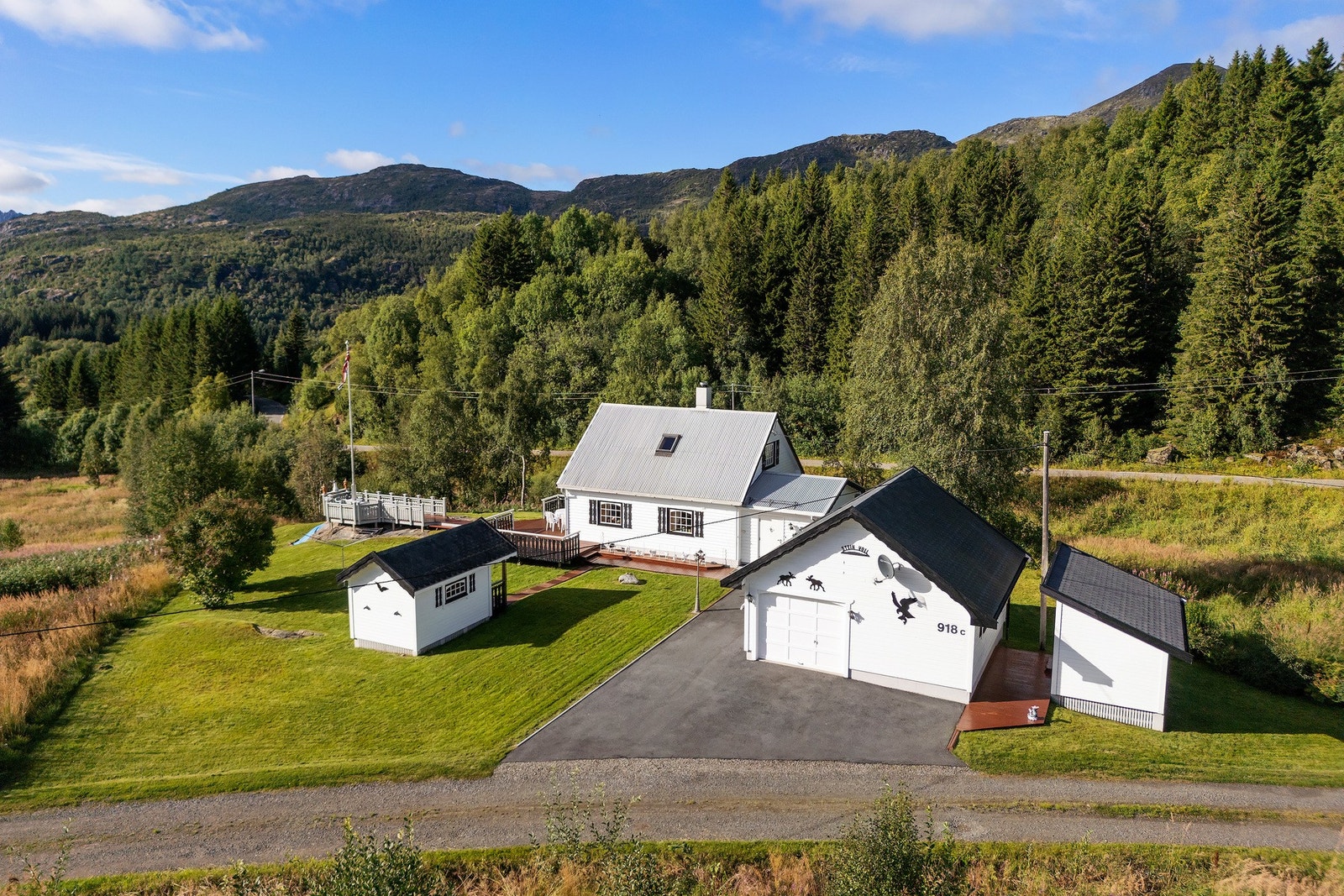 Sjarmerende og velholdt fritidsbolig med landlig og naturskjønn beliggenhet i Digermulen. Galleribilde