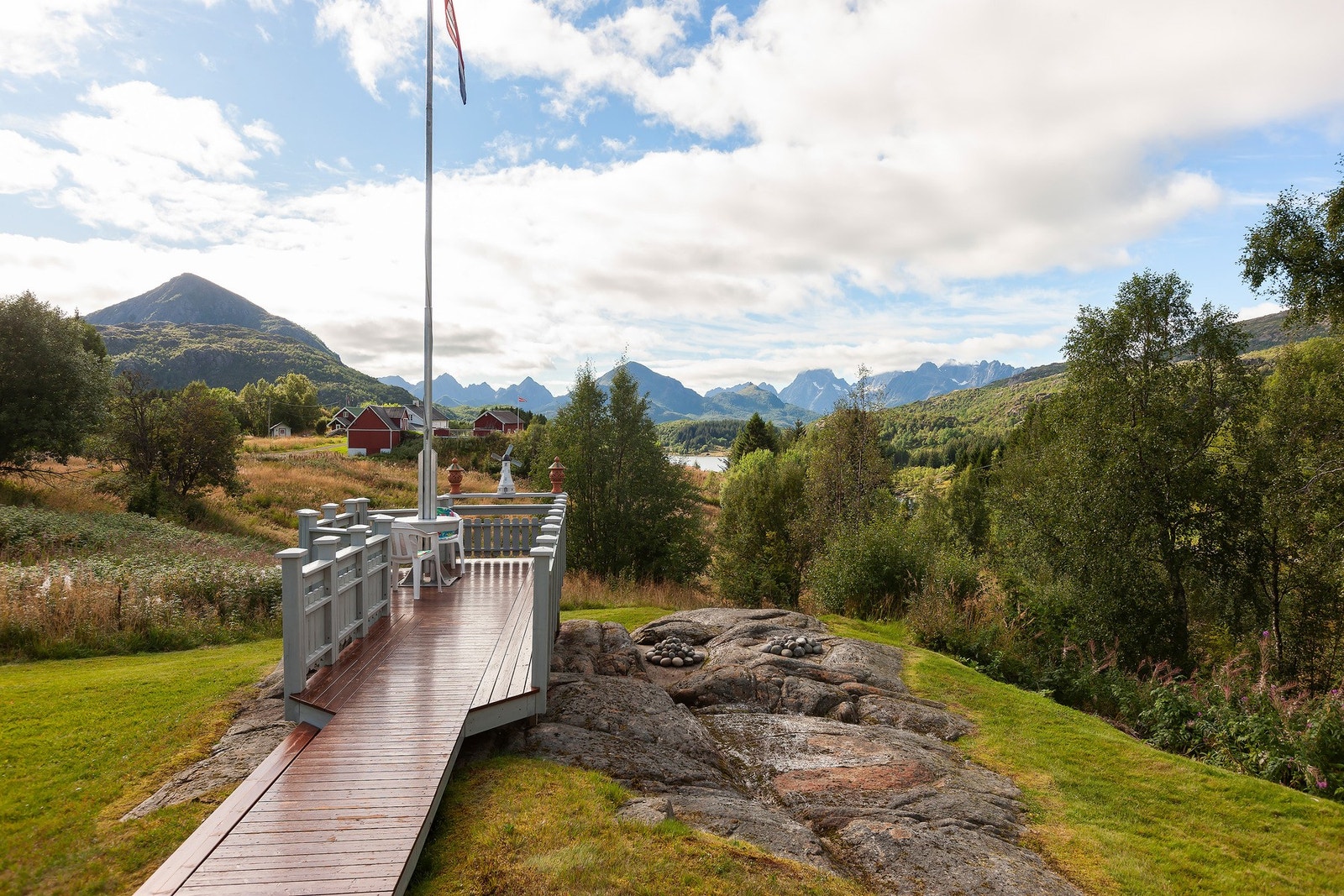 Sjarmerende gangbro/pir som leder ut til en lun sitteplass - et flott sted å nyte utsikten og omgivelsene. Galleribilde