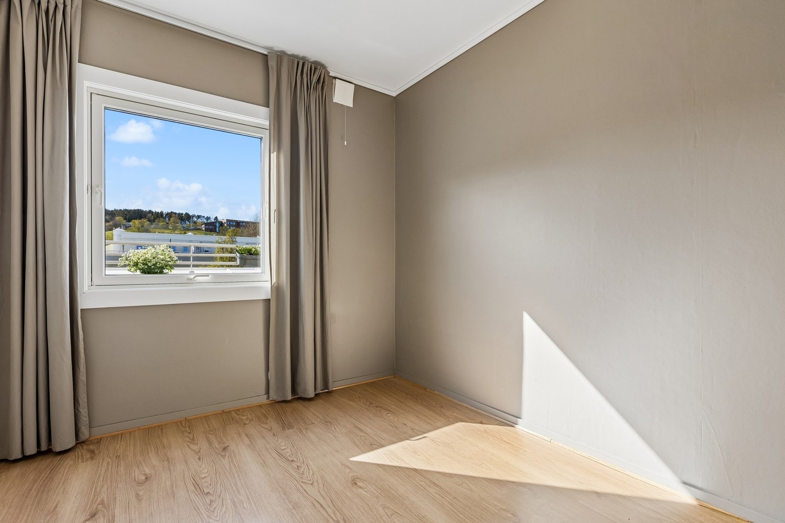 Det er plass til dobbeltseng, soverommet måler 8 kvm Galleribilde