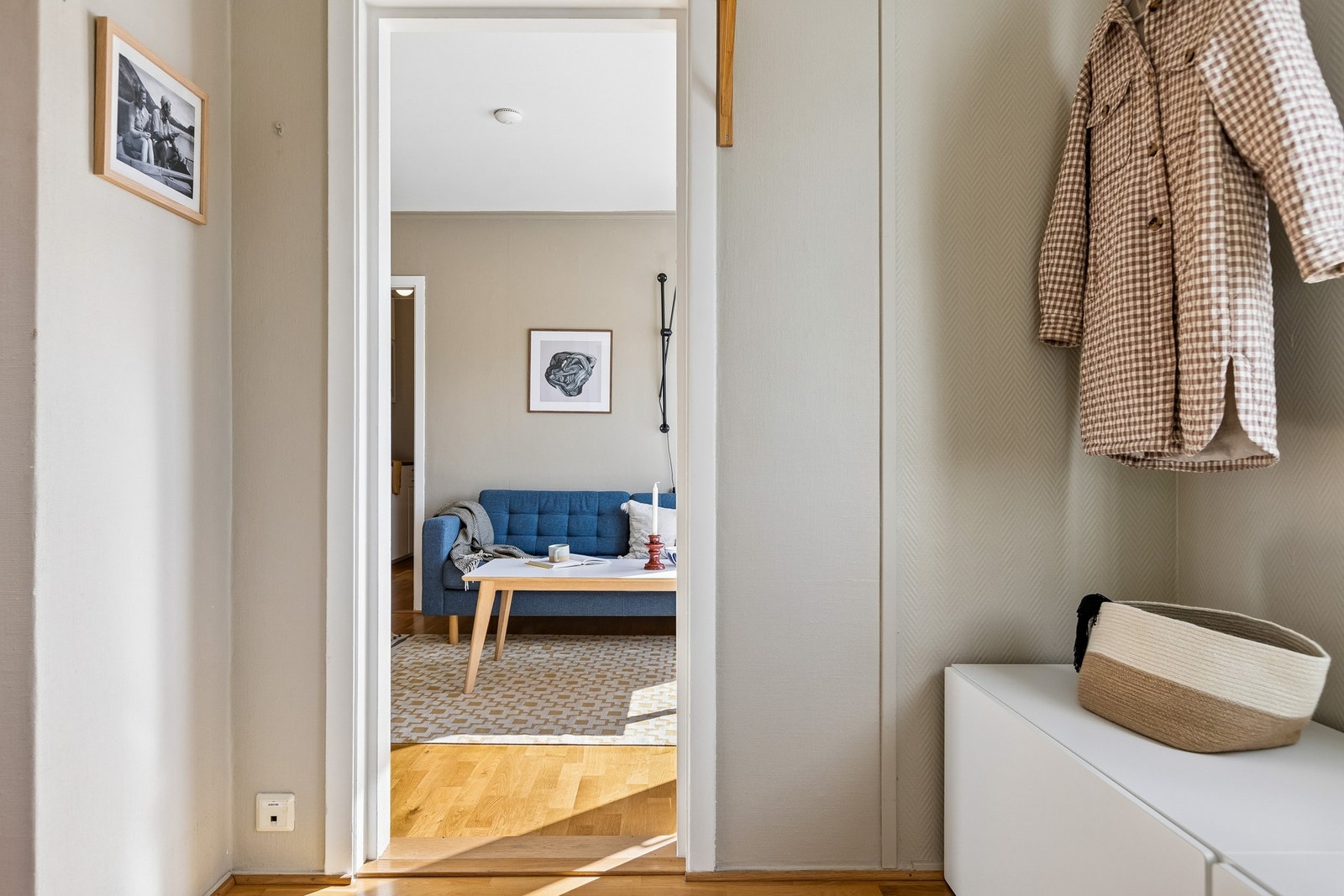 Entréen er lys og ryddig med god plass Galleribilde