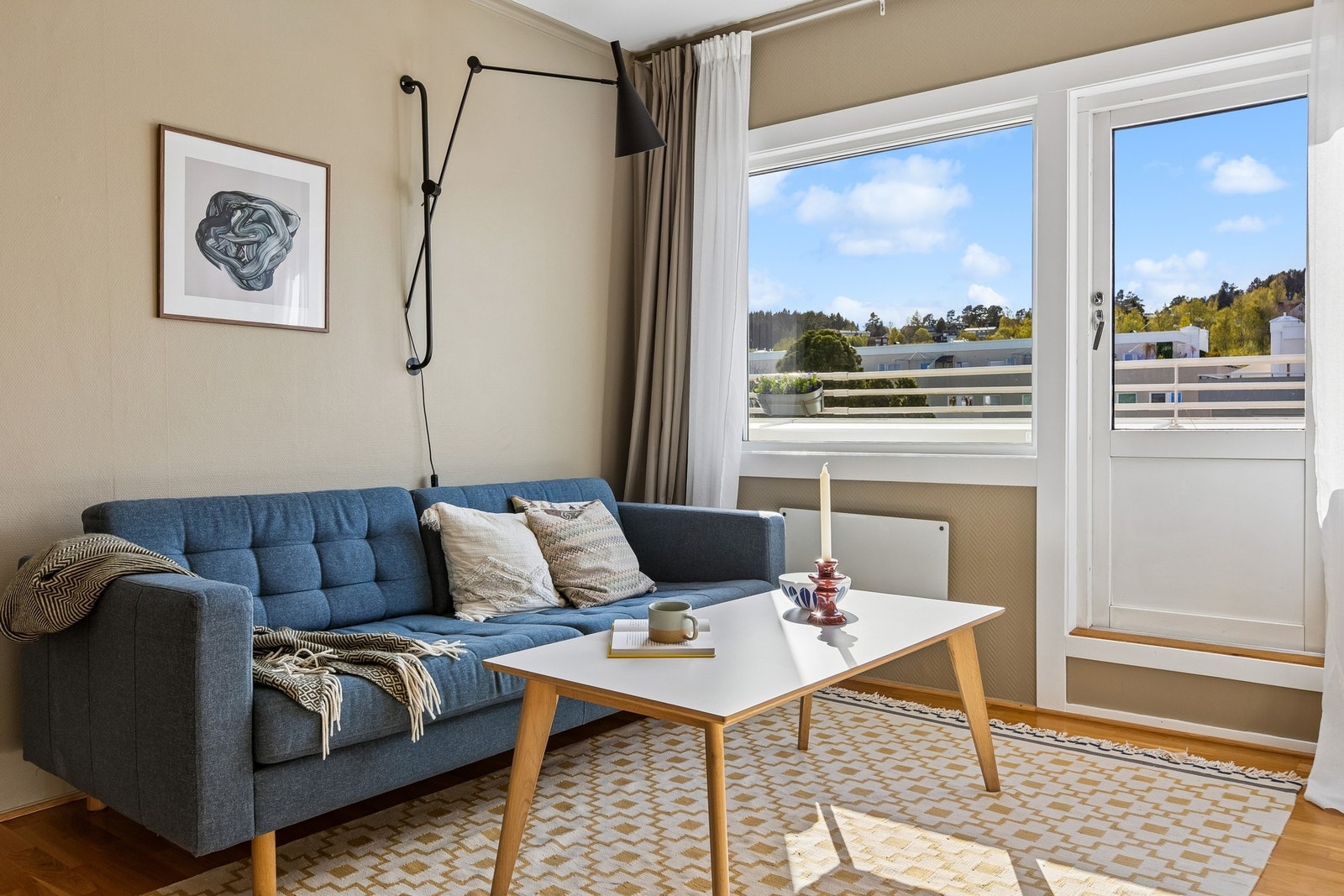 Fra stuen er det utgang til en romslig takterrasse. Galleribilde