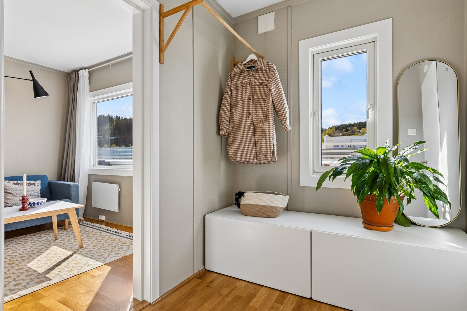 Velkommen inn! Boligen har en lys og praktisk entré med parkett og naturlig adkomst til leilighetens øvrige rom. Galleribilde