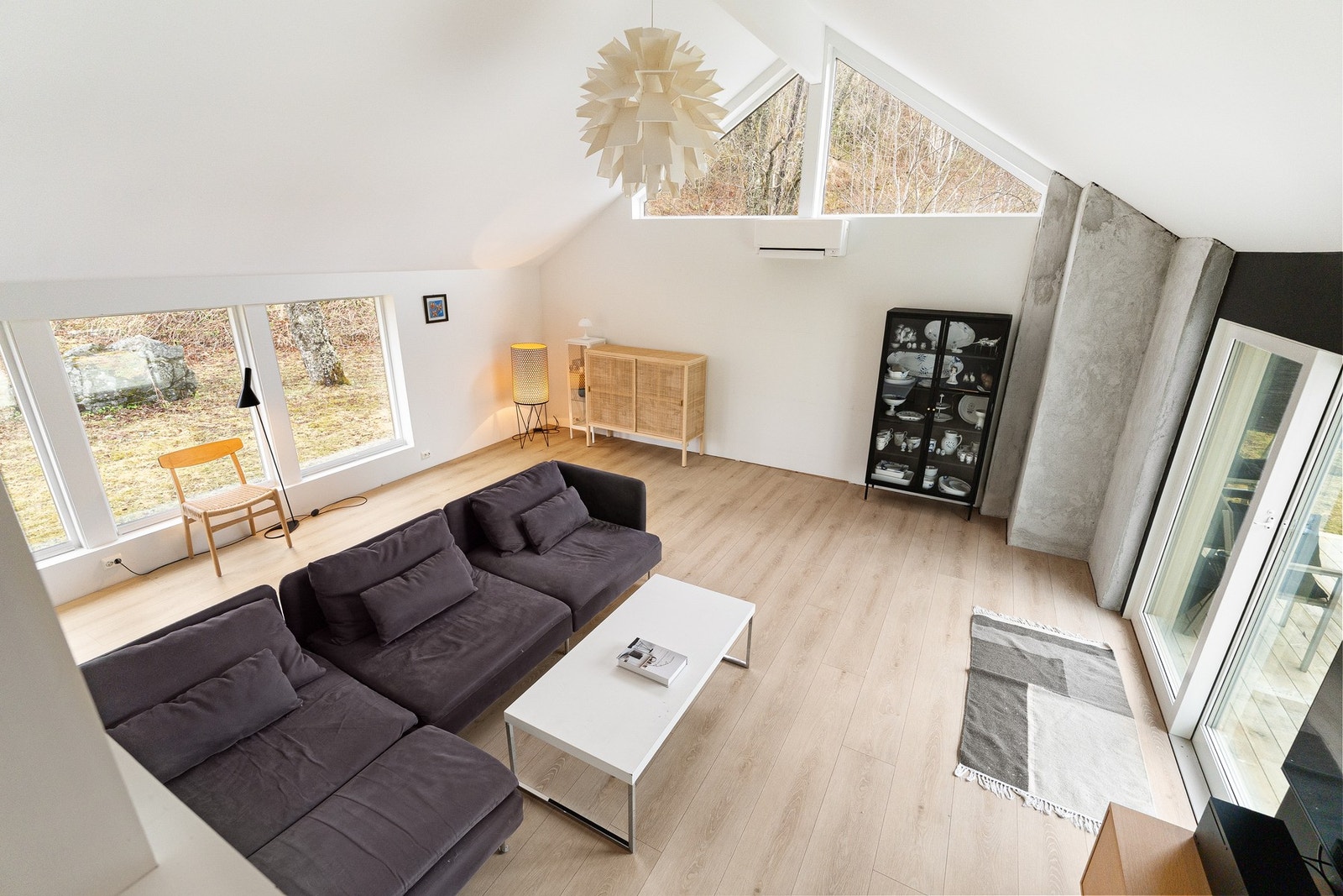 Velkommen inn til en romslig stue. Dette er et påbygg fra 1983 som er blitt pusset opp siden Galleribilde