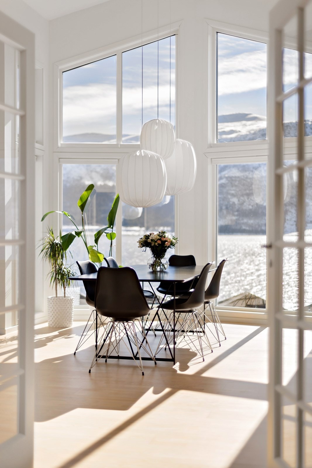 Det er dobbel dør med glassfelt fra gang mot stue. Galleribilde