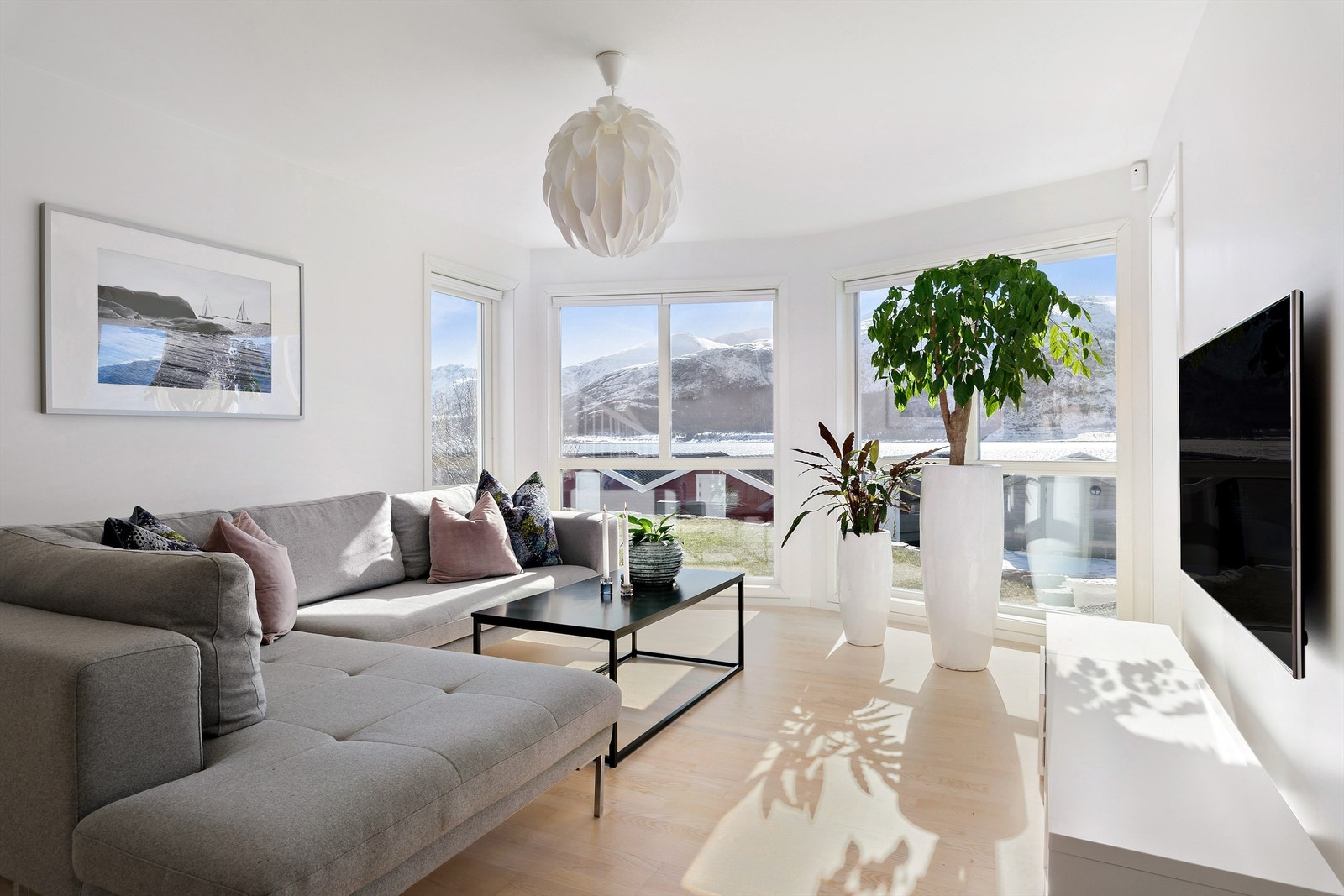 Stue i underetasjen er romslig med god plass til sofa gruppe. Galleribilde