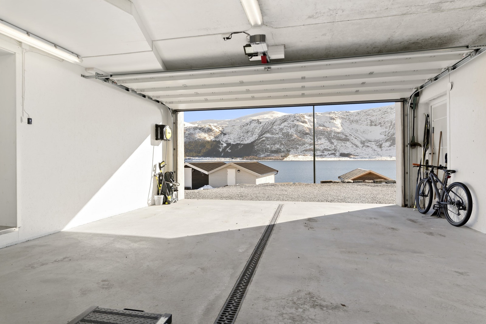 Garasjen er stor med god plass til både biler og annet utstyr. Galleribilde