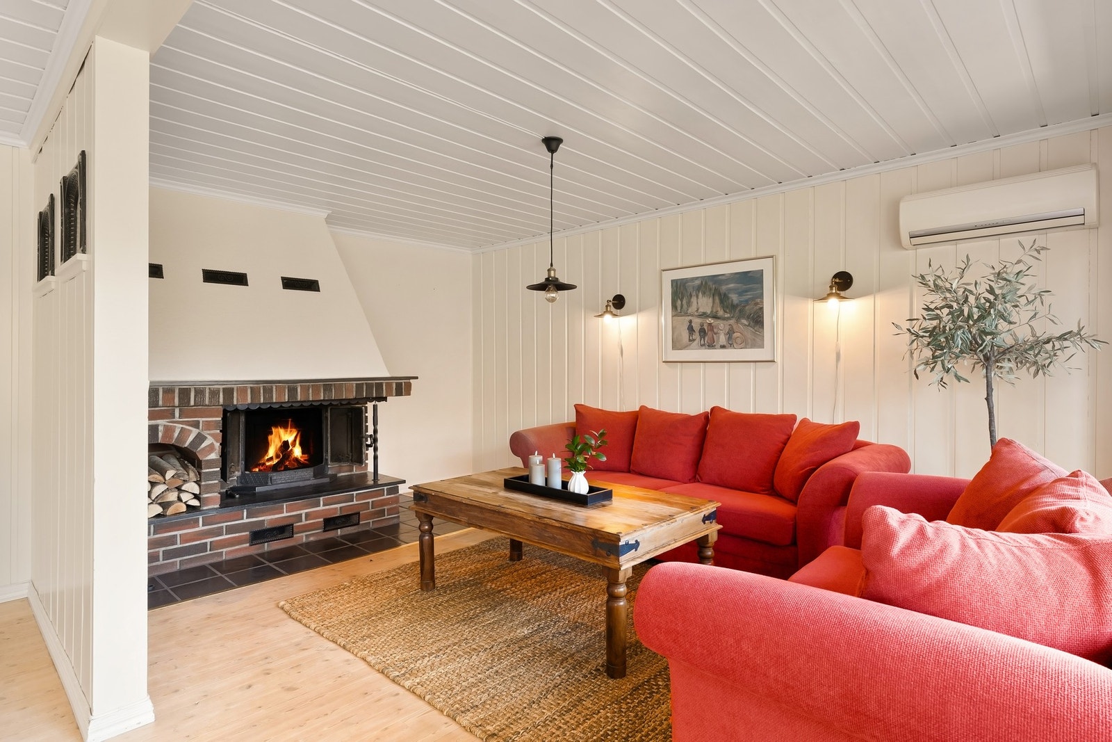 Koselig kjellerstue med både peis og varmepumpe. Galleribilde