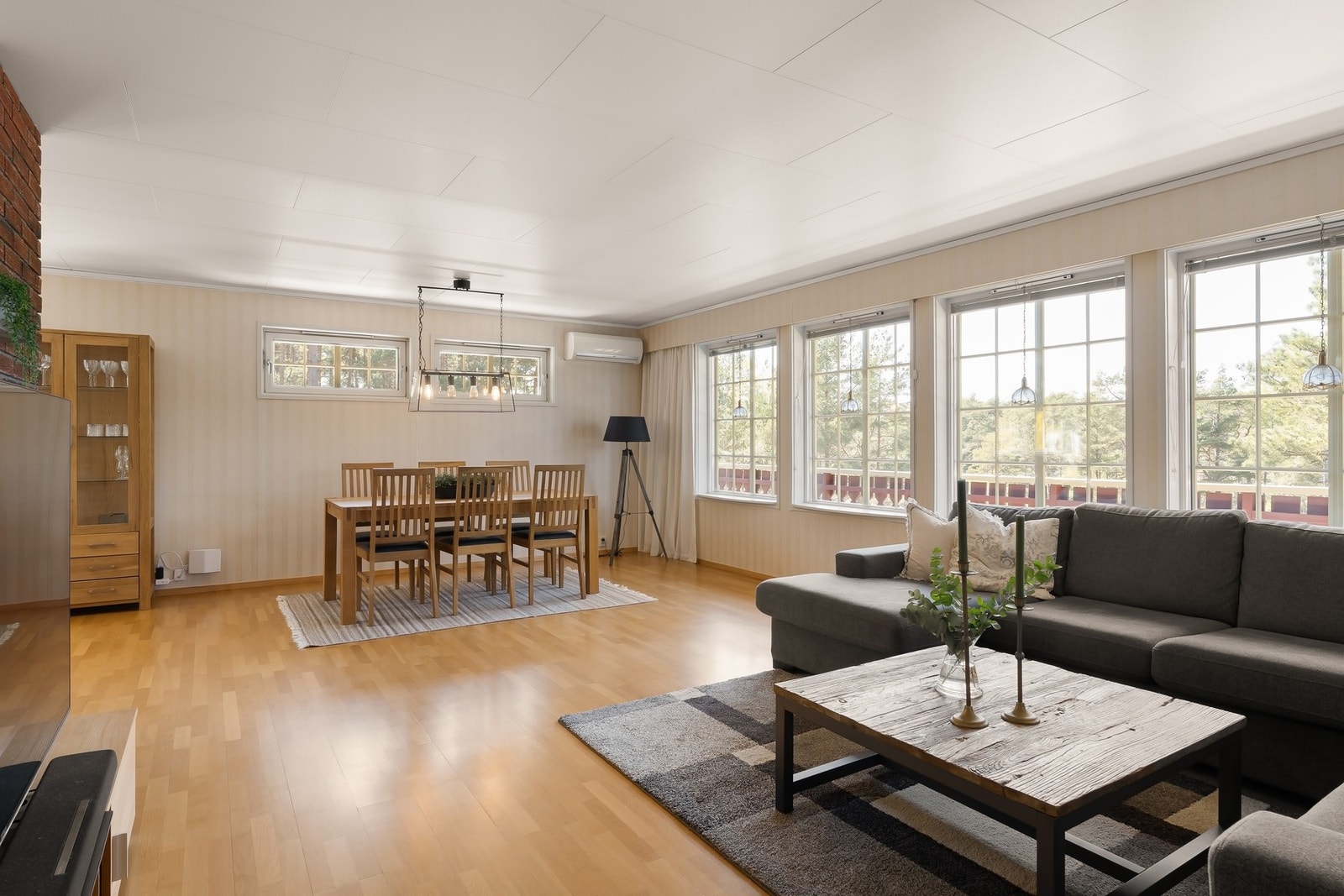 Romslig stue med plass til både sofakrok og spisestue. Galleribilde