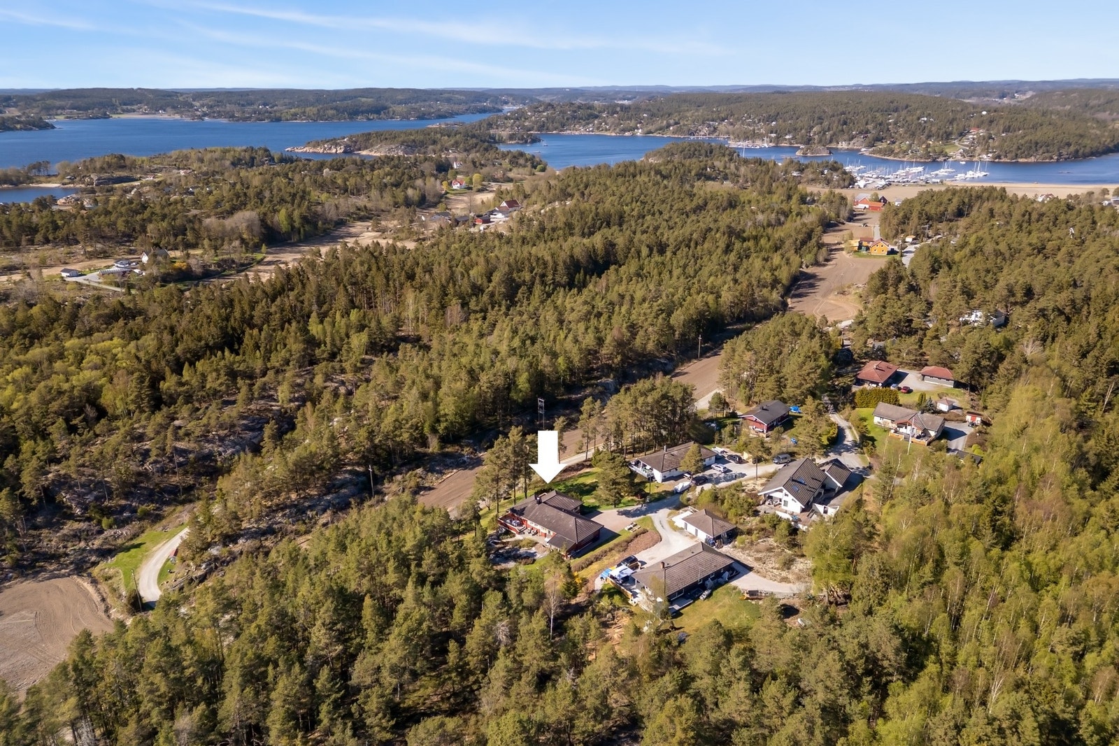 Boligen ligger attraktivt til på vakre Grimsøya i Skjeberg - et område kjent for sin idylliske og kystnære beliggenhet Galleribilde